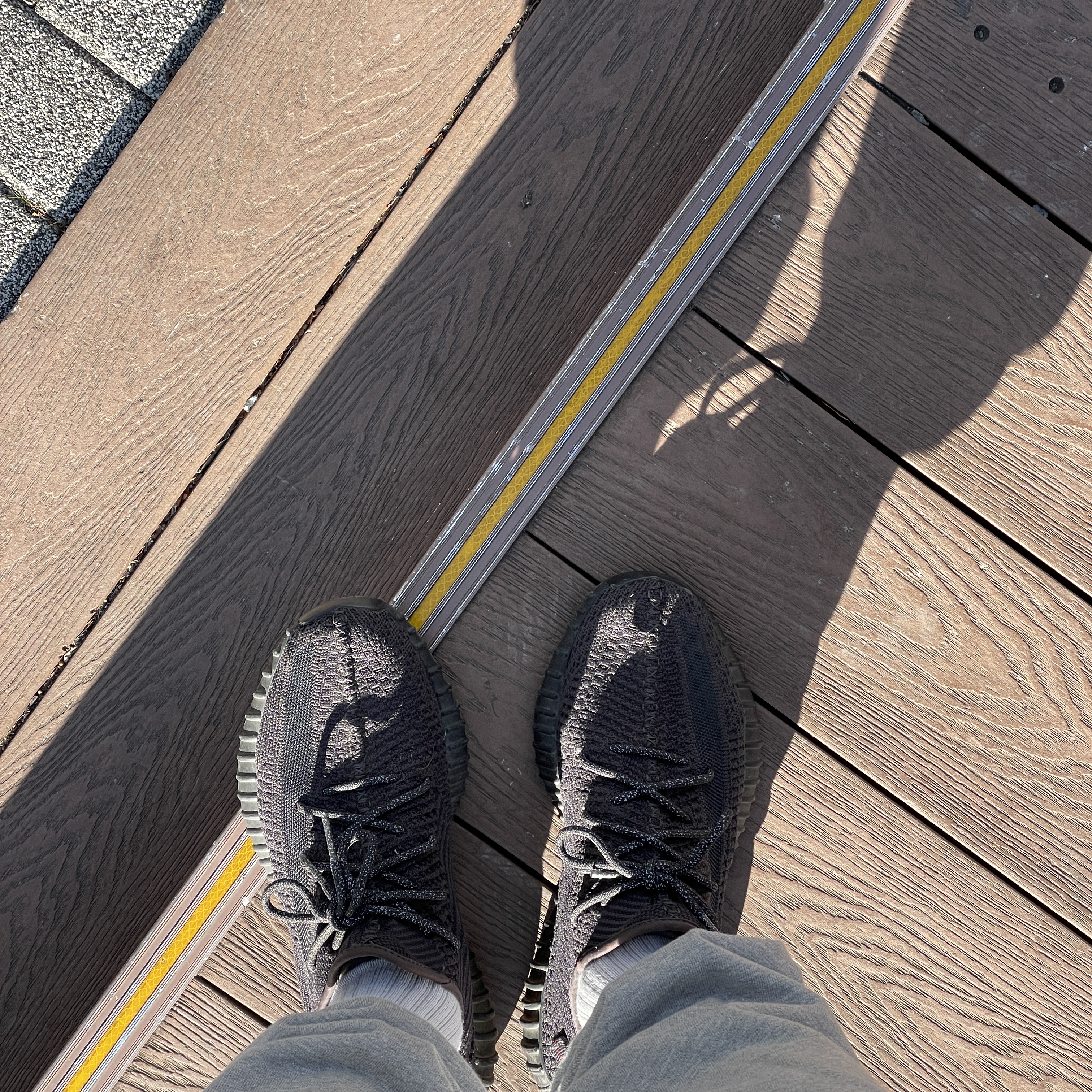 Adidas Yeezy Boost 350 V2 Black - Non-Reflective 착용 스타일