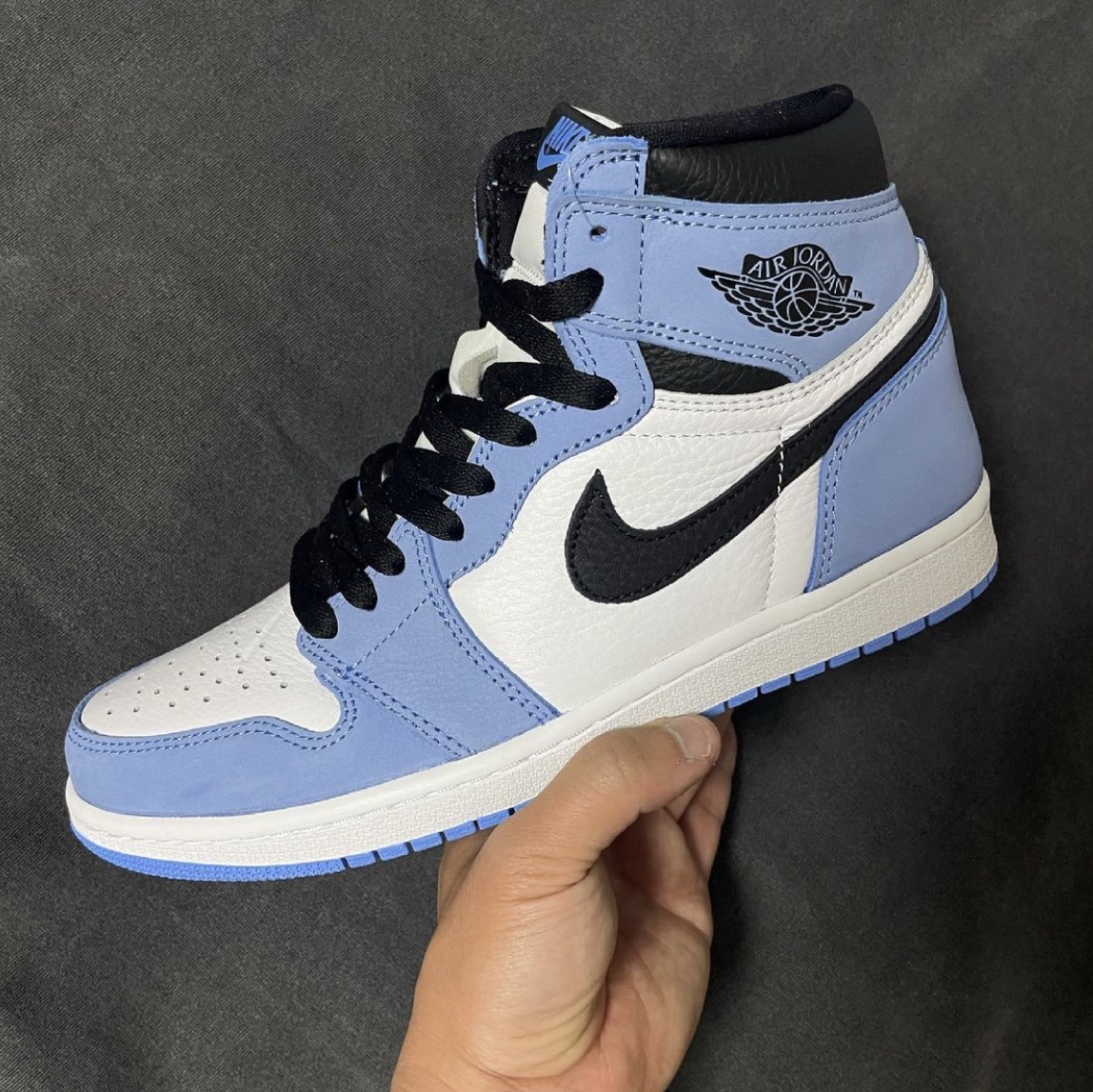Jordan 1 Retro High OG University Blue 착용 스타일 - 1