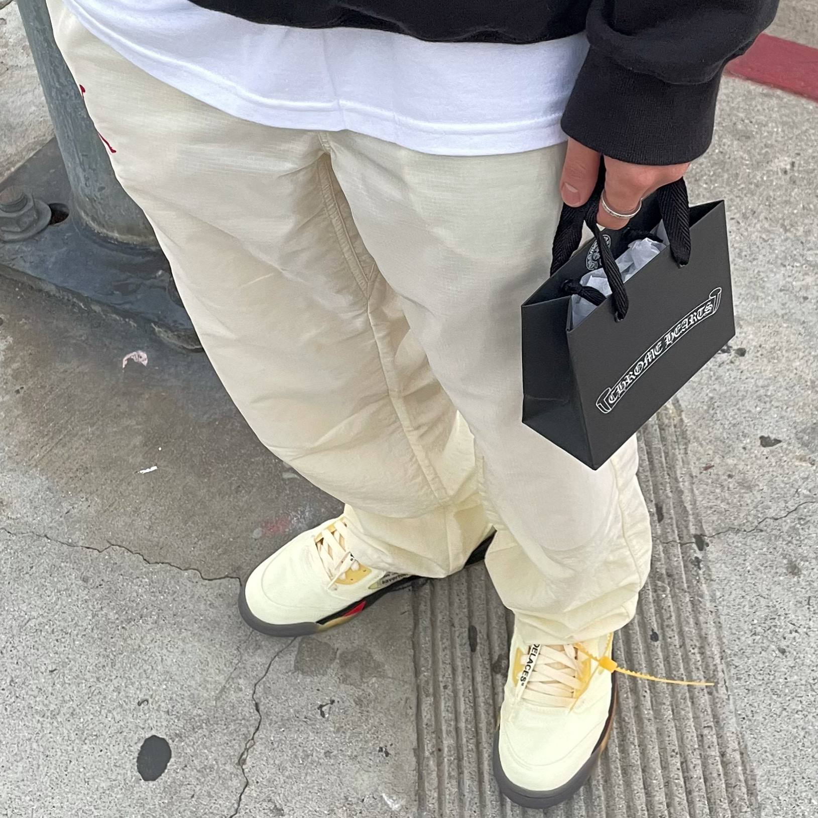 Jordan 5 x Off-White Retro SP Sail Fire Red, Jordan x Off-White Woven Pants Sail - Asia 착용 스타일