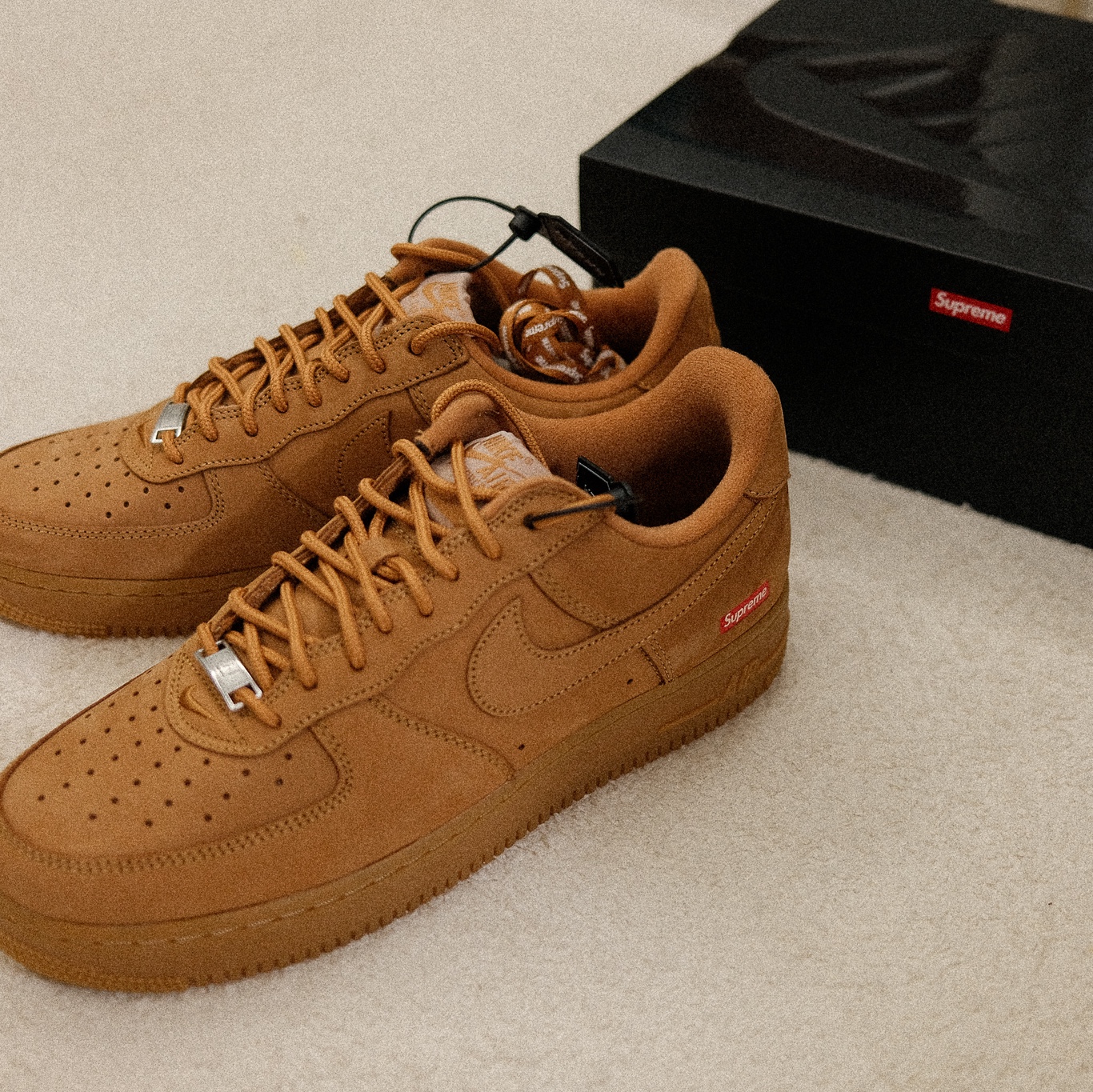 Nike x Supreme Air Force 1 Low Flax 착용 스타일 - 3