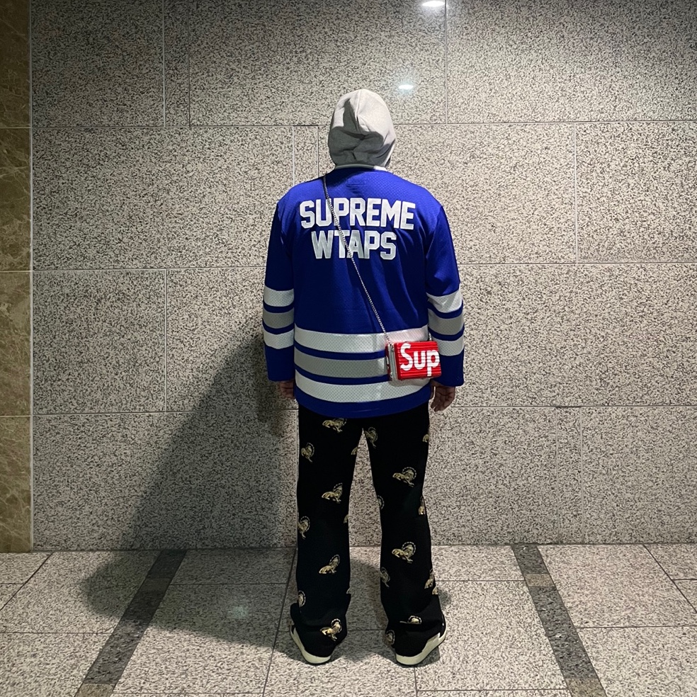 Jordan 1 x Travis Scott x Fragment Retro Low OG SP Military Blue, Supreme x WTAPS Mitchell & Ness Hockey Jersey Blue - 21FW 착용 스타일 - 3