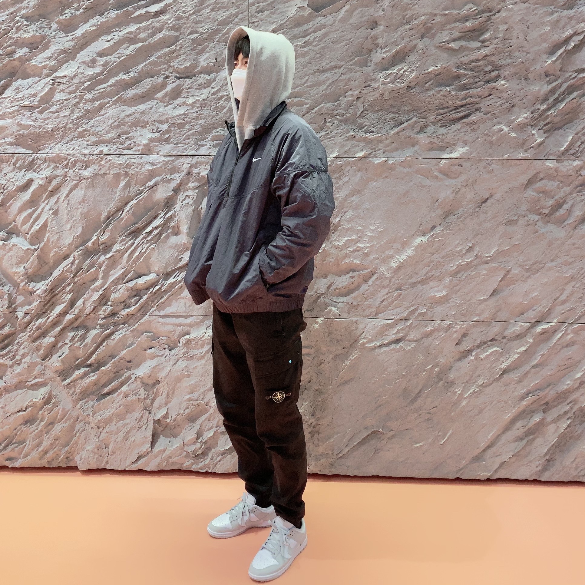 Nike x Stussy Windrunner Jacket Off Noir, Stone Island 313L1 Old Dye Treatment Cargo Pants Black - 21FW 착용 스타일 - 1