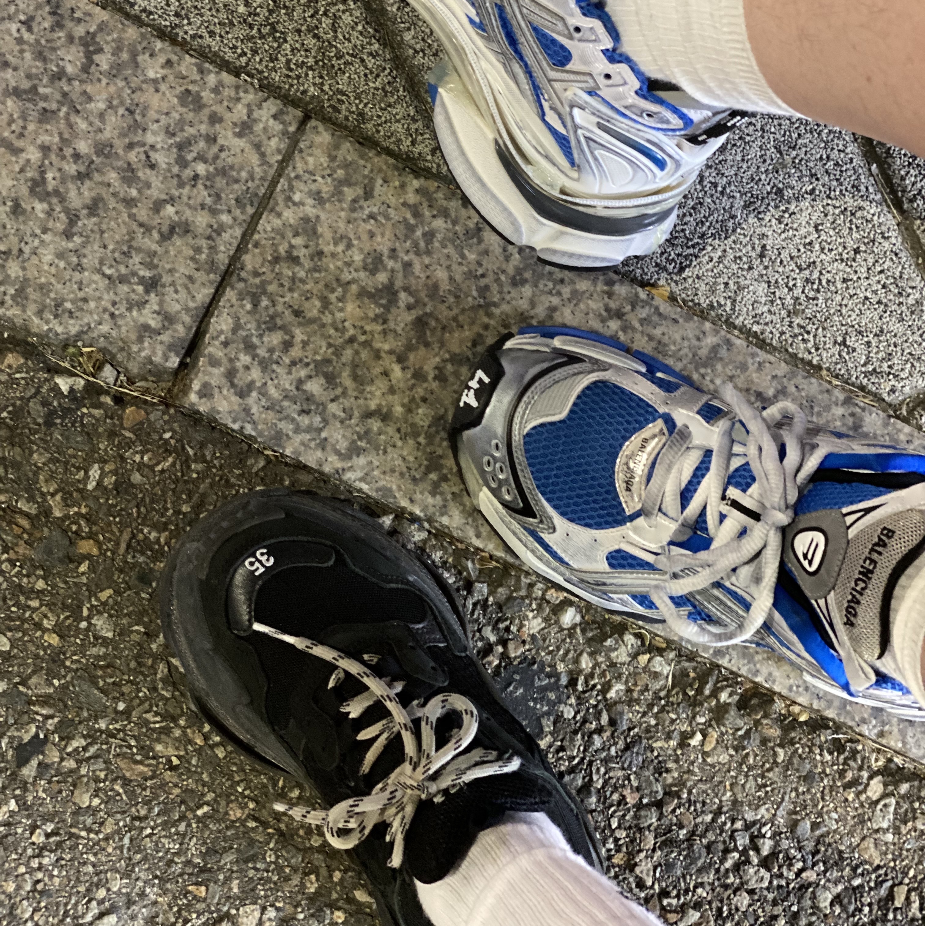 (W) Balenciaga Triple S Clear Sole Black, Balenciaga Runner Sneakers Blue White 착용 스타일