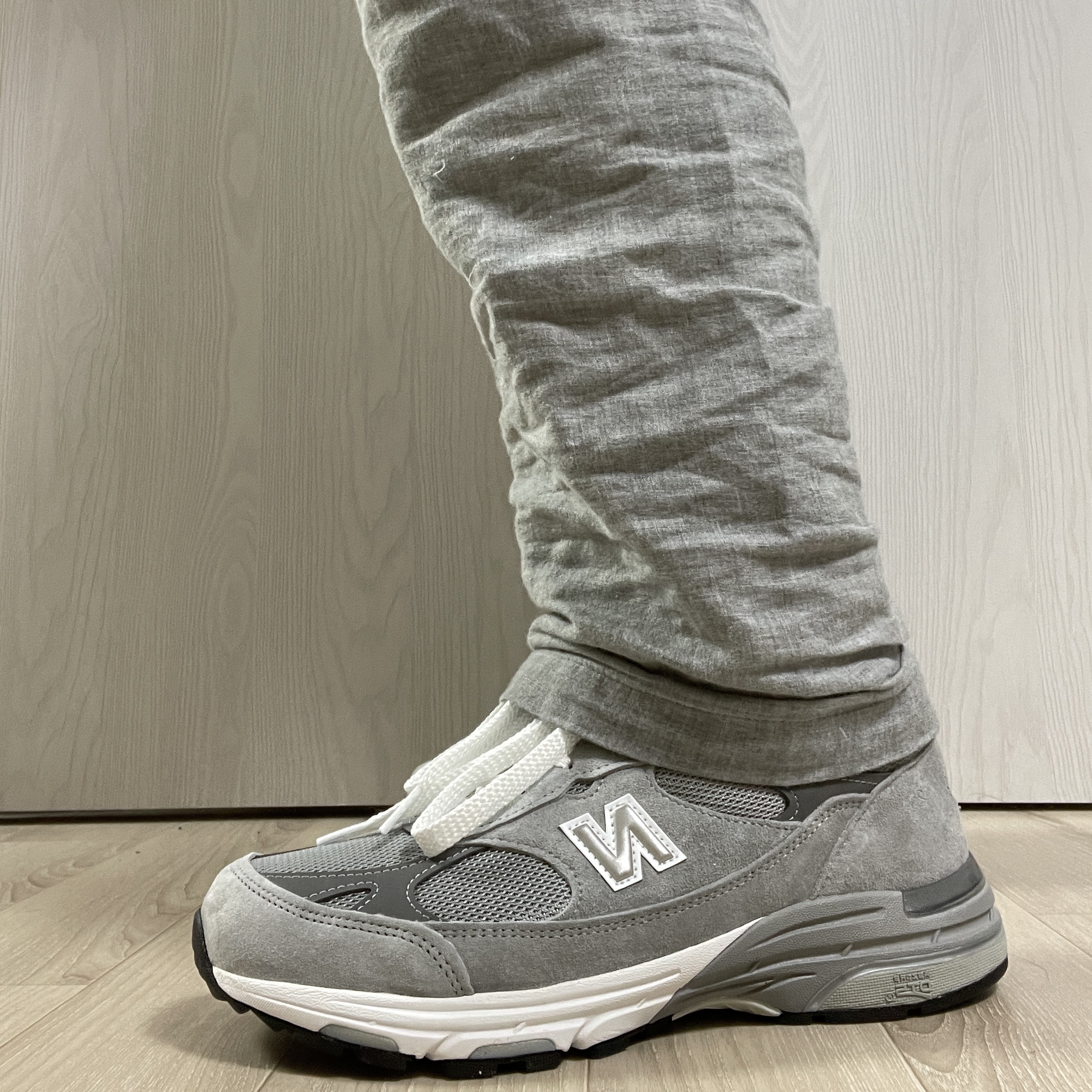 (W) New Balance 993 Made in USA Grey - D Wide 착용 스타일 - 3