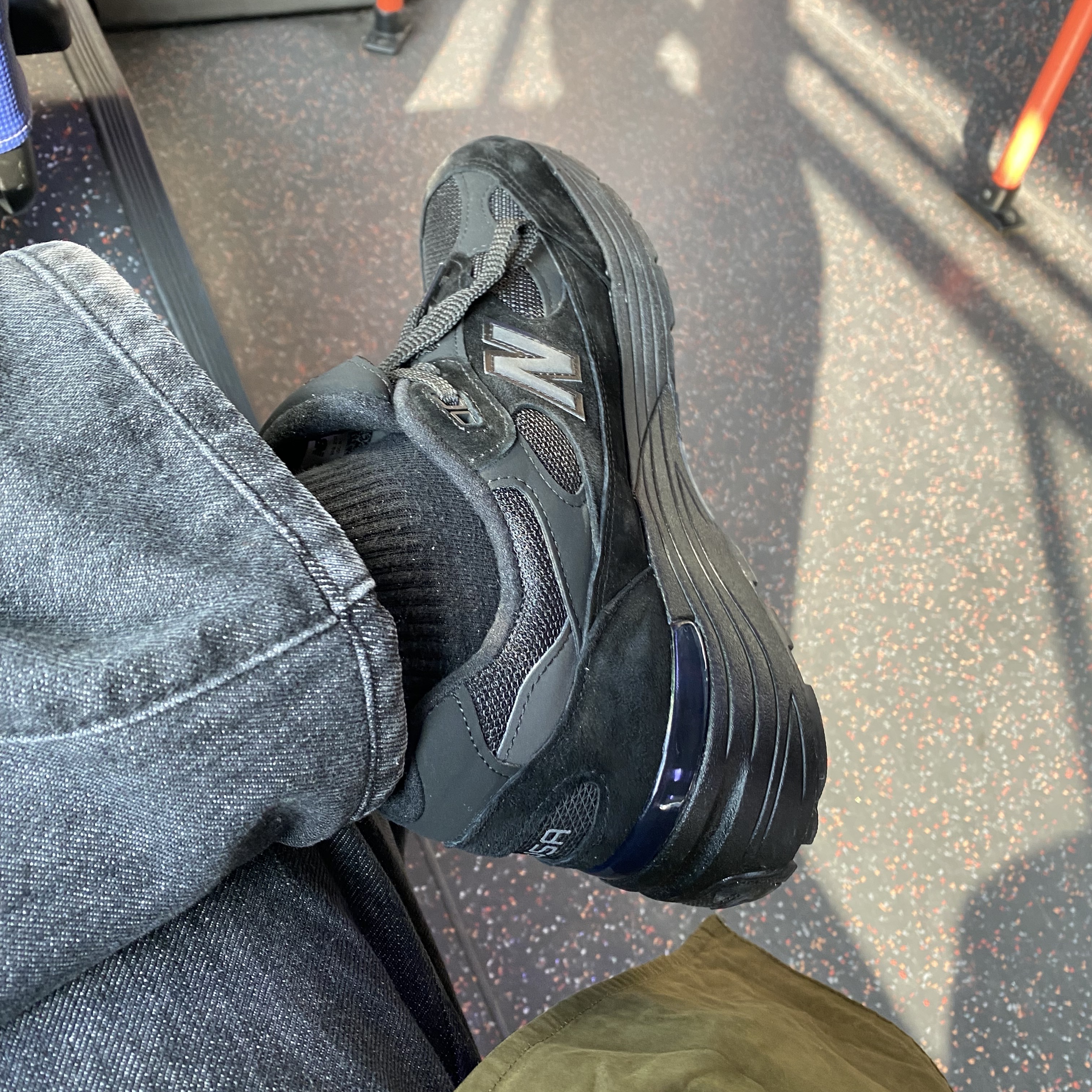 New Balance 992 Made in USA Triple Black 착용 스타일 - 2