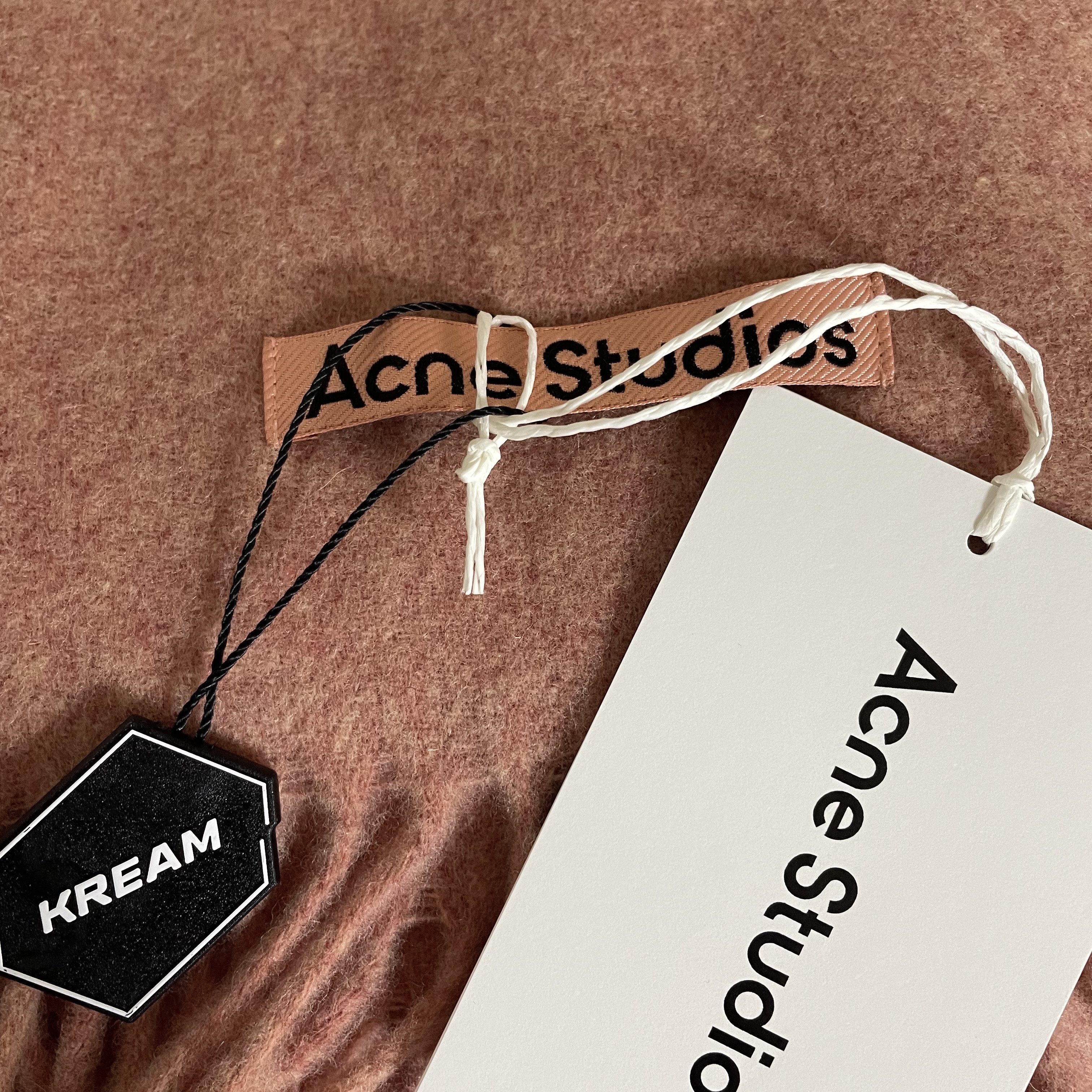 Acne Studios Canada Narrow New Wool Muffler Rose Melange 착용 스타일