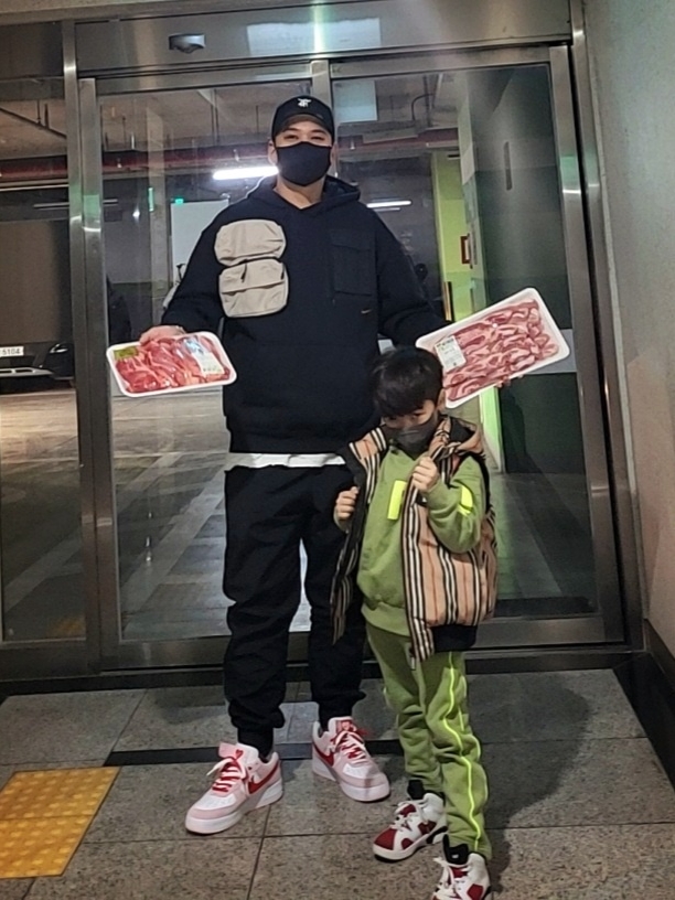 Nike Air Force 1 '07 QS Valentine's Day, (PS) Jordan 6 Retro Carmine 2021 착용 스타일 - 2