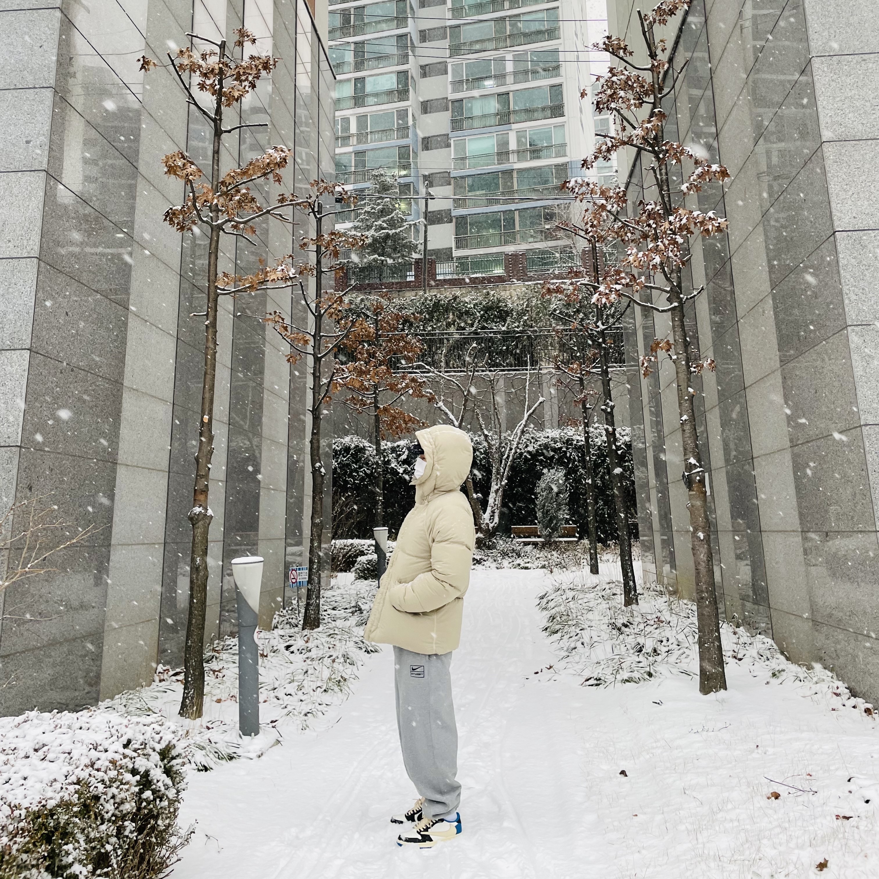 Ten C Artic Down Parka Gauze White, Nike x Stussy NRG BR Fleece Pants Grey 착용 스타일