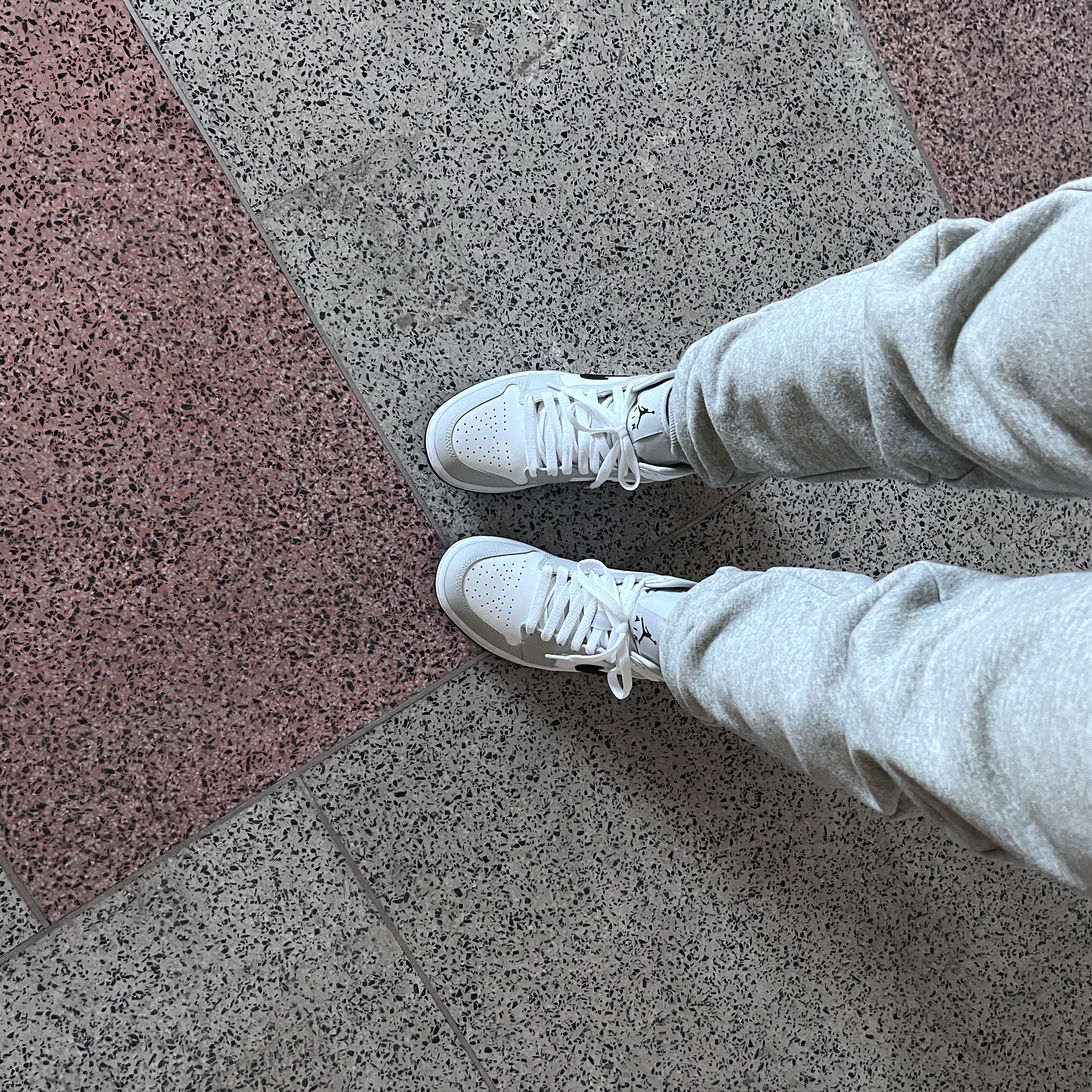 (W) Jordan 1 Mid Grey Fog 착용 스타일 - 1