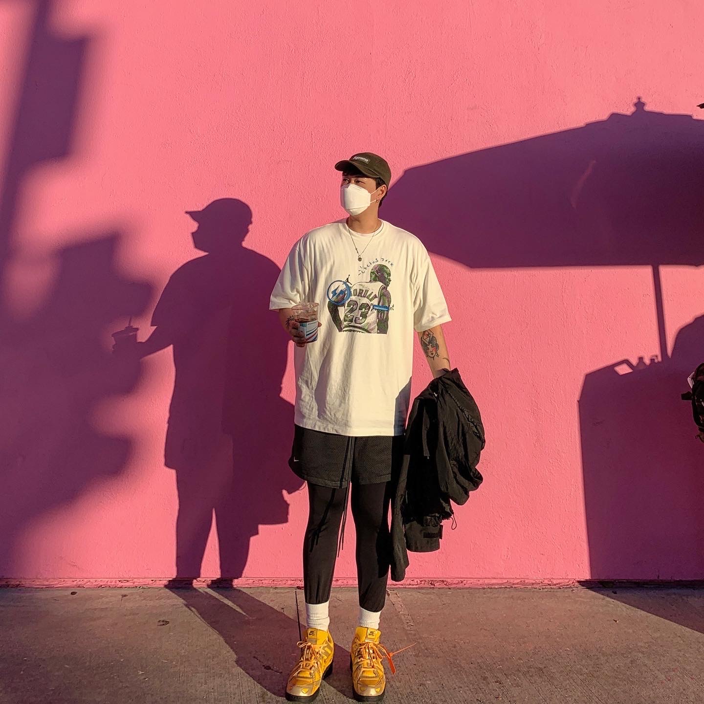 Jordan x Travis Scott x Fragment T-Shirt Sail (DJ0620-133), Nike x Off-White Air Rubber Dunk University Gold 착용 스타일