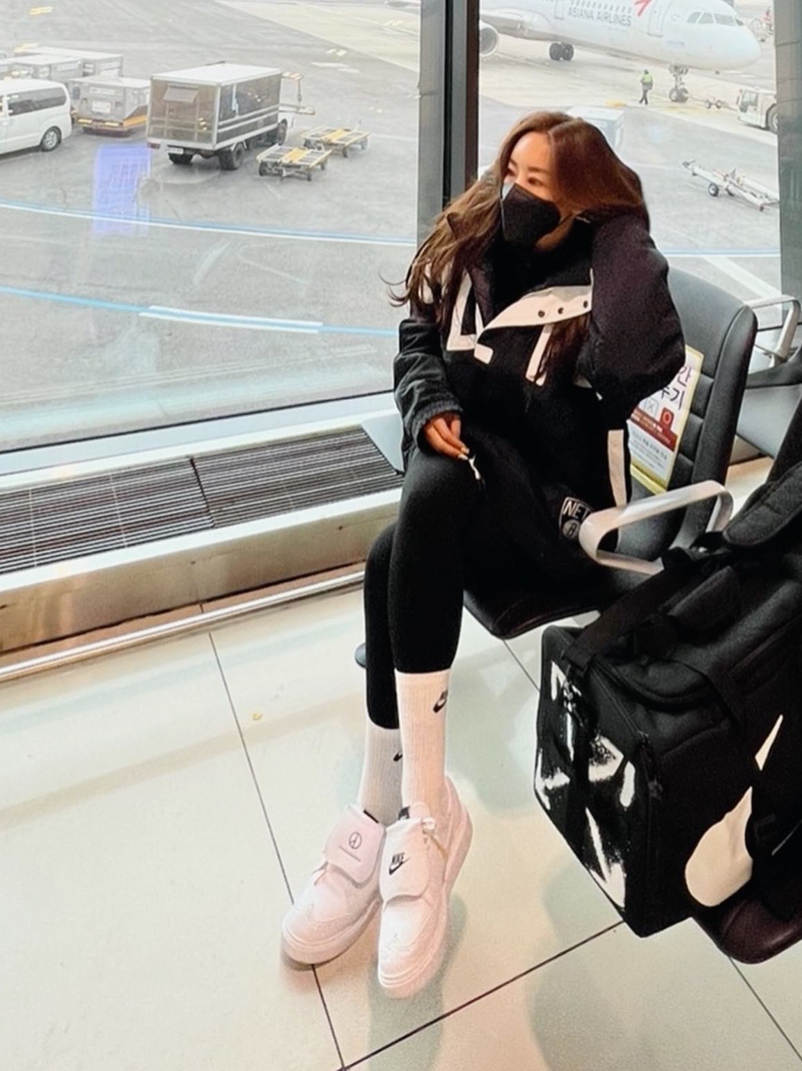Nike x Peaceminusone Kwondo1 White, Nike x Off-White Duffle Bag Black 착용 스타일 - 2