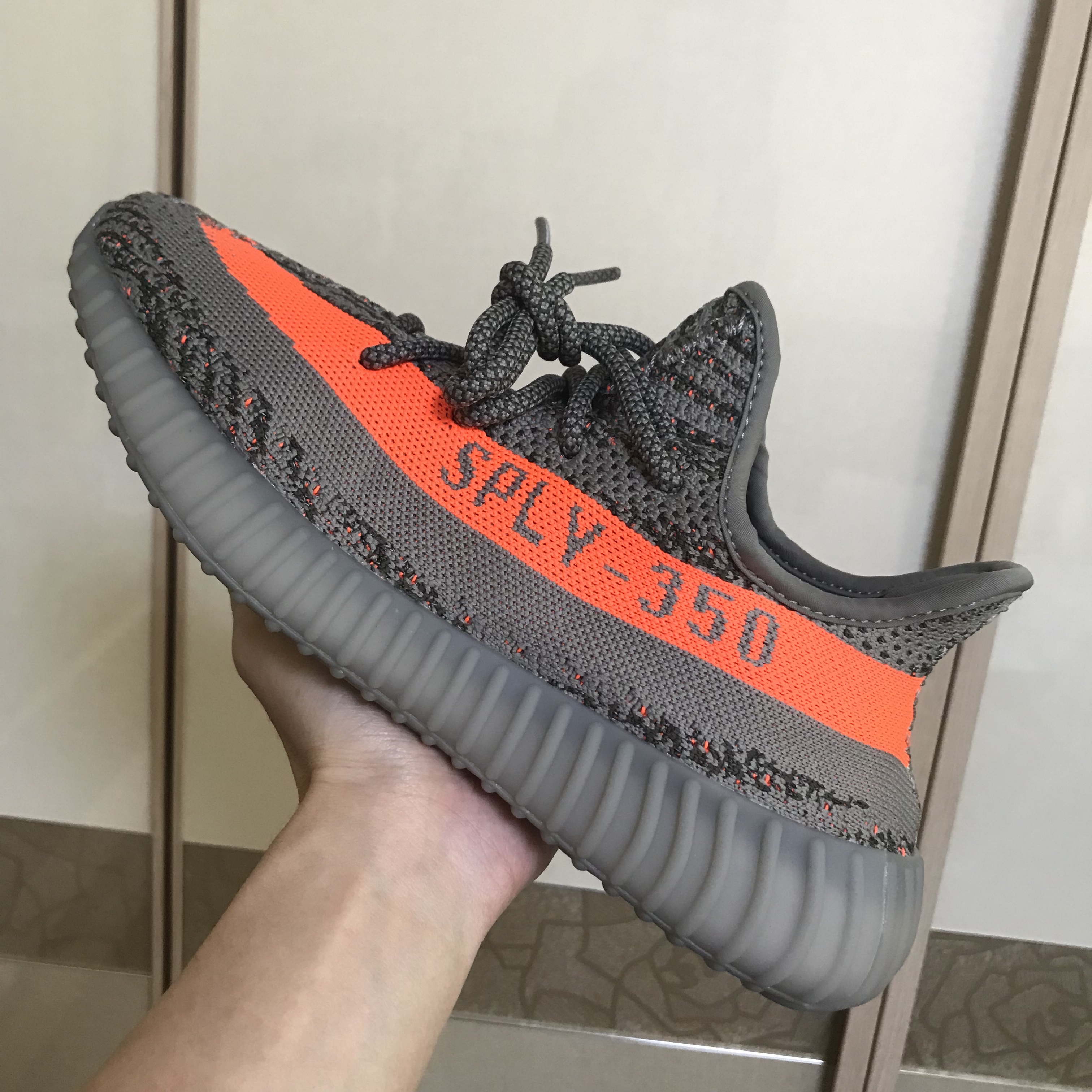 Adidas Yeezy Boost 350 V2 Beluga - Reflective 착용 스타일