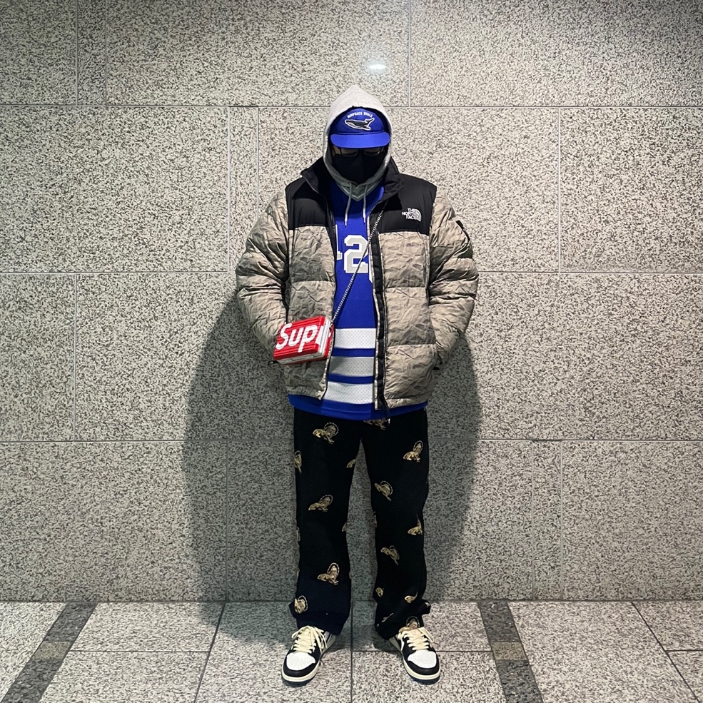 Jordan 1 x Travis Scott x Fragment Retro Low OG SP Military Blue, Supreme x WTAPS Mitchell & Ness Hockey Jersey Blue - 21FW 착용 스타일 - 2