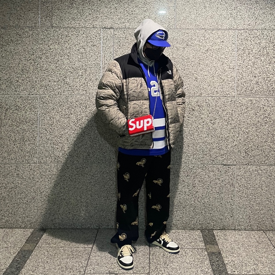 Jordan 1 x Travis Scott x Fragment Retro Low OG SP Military Blue, Supreme x WTAPS Mitchell & Ness Hockey Jersey Blue - 21FW 착용 스타일 - 1