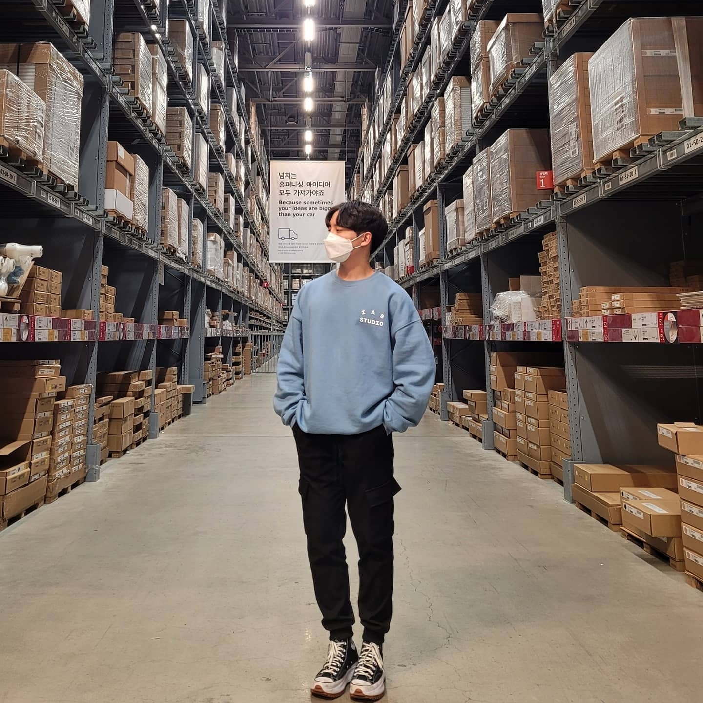 IAB Studio Crewneck Sky Blue, Converse Run Star Hike Hi Black White Gum 착용 스타일 - 2
