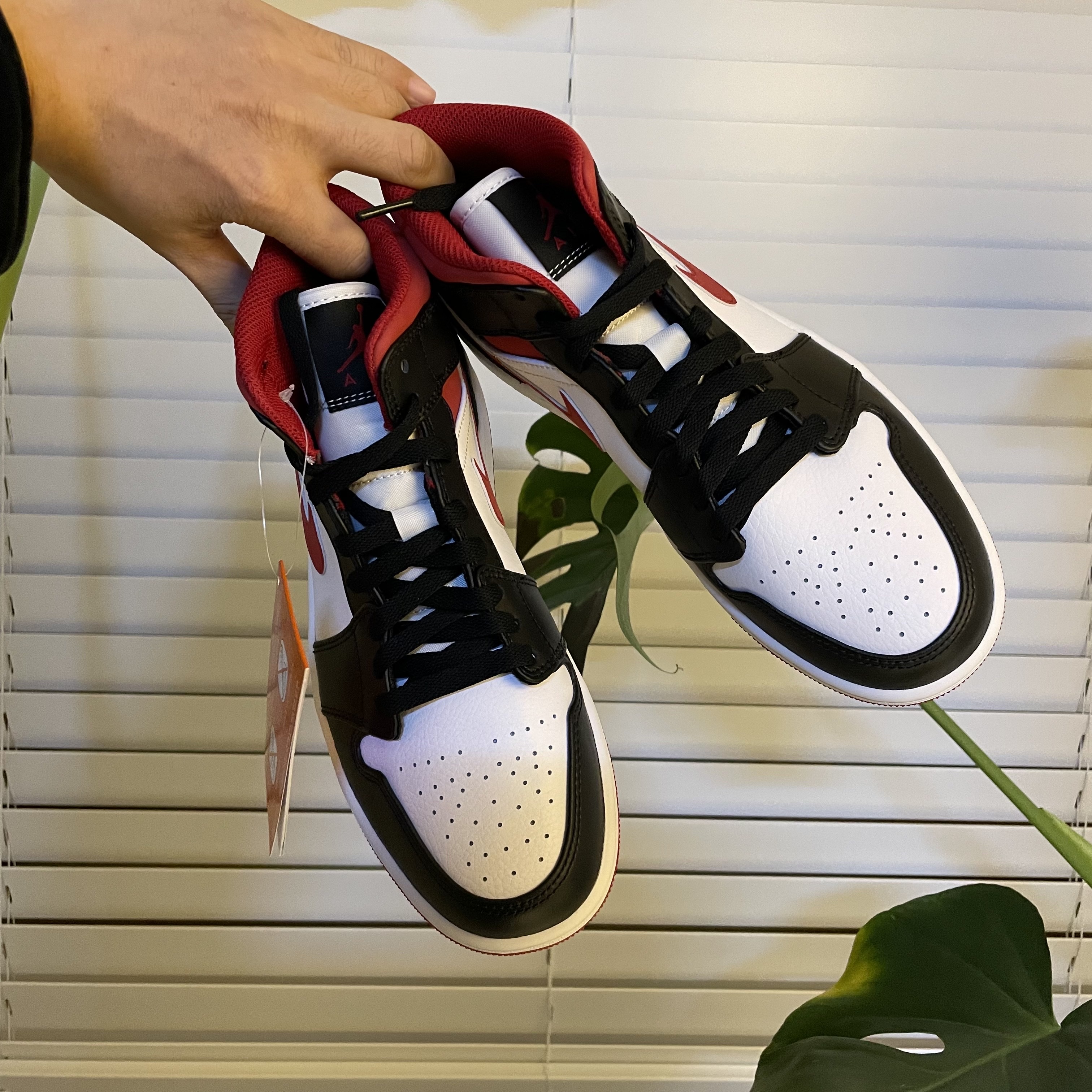 Jordan 1 Mid Gym Red Black White 착용 스타일 - 3