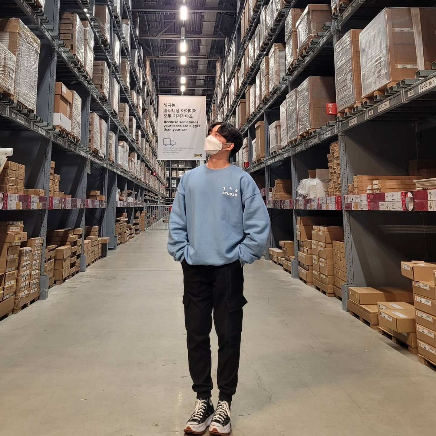 IAB Studio Crewneck Sky Blue, Converse Run Star Hike Hi Black White Gum 착용 스타일 - 1