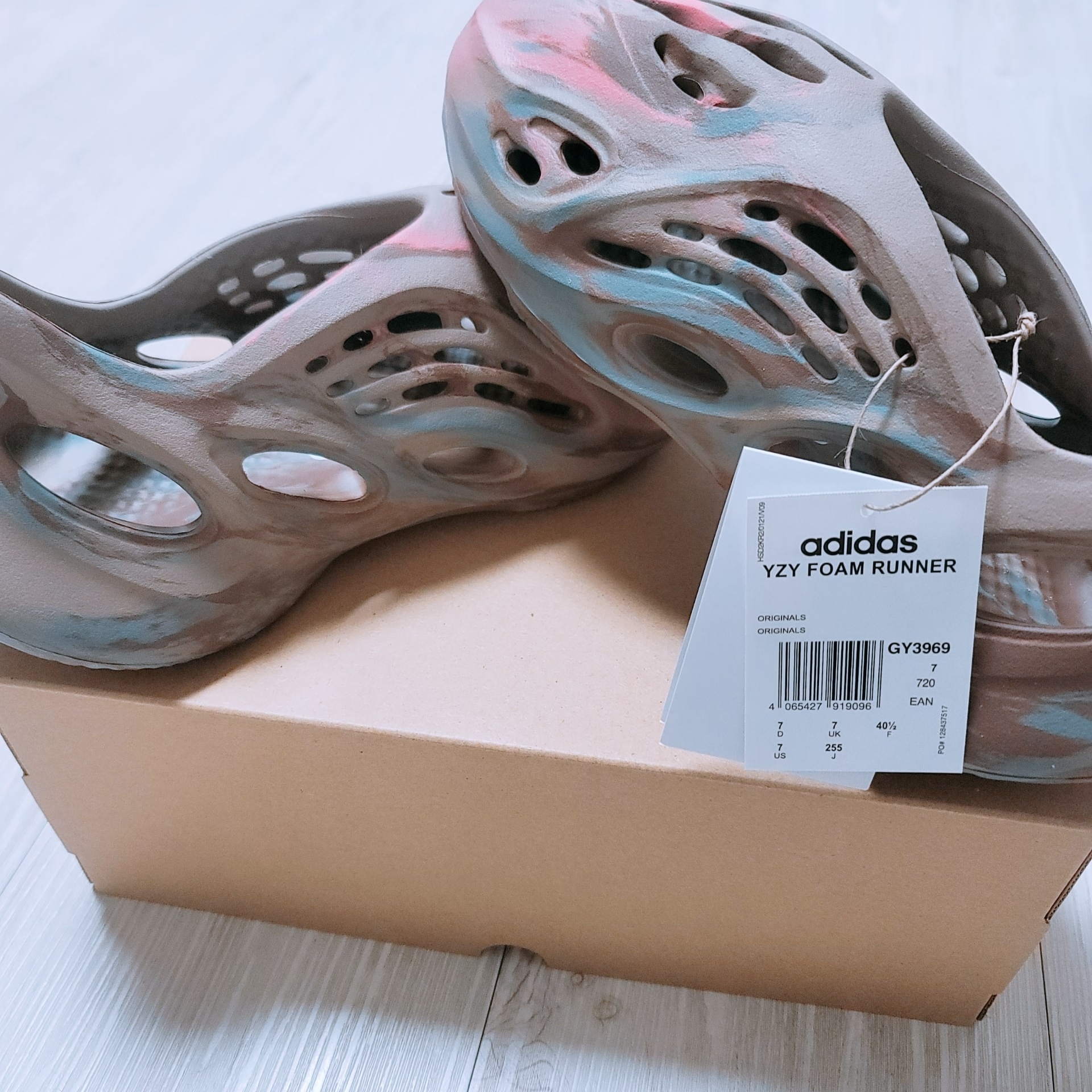 Adidas Yeezy Foam RNNR MX Sand Grey 착용 스타일
