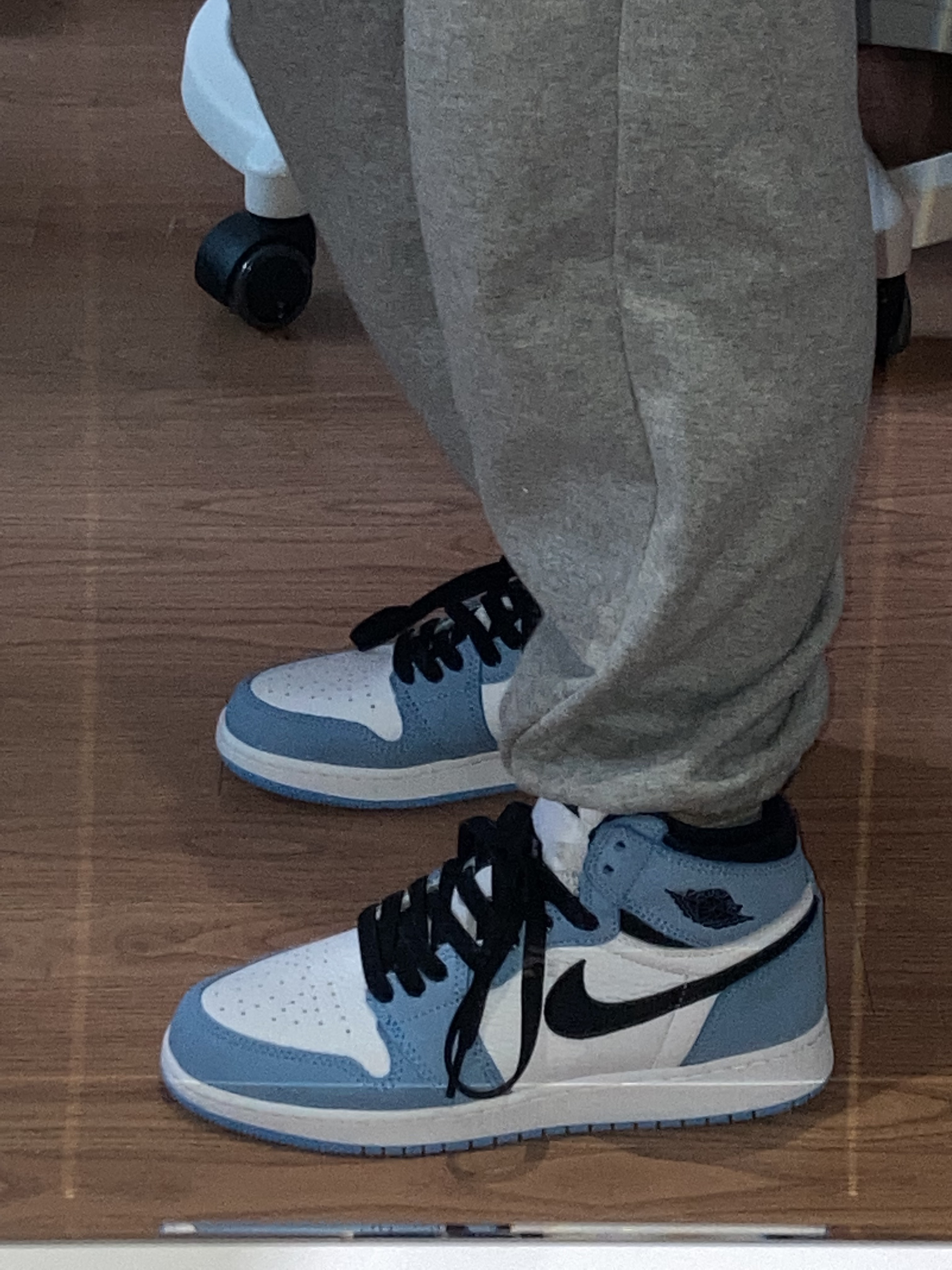 (GS) Jordan 1 Retro High OG University Blue 착용 스타일 - 2