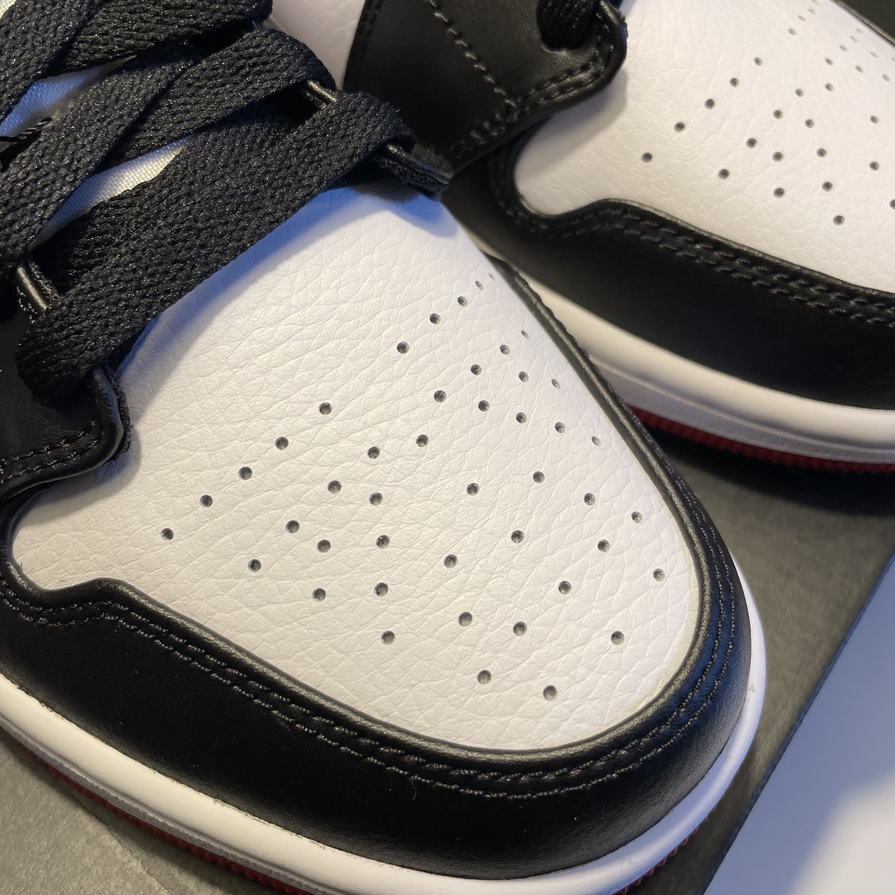 Jordan 1 Mid Gym Red Black White 착용 스타일 - 4