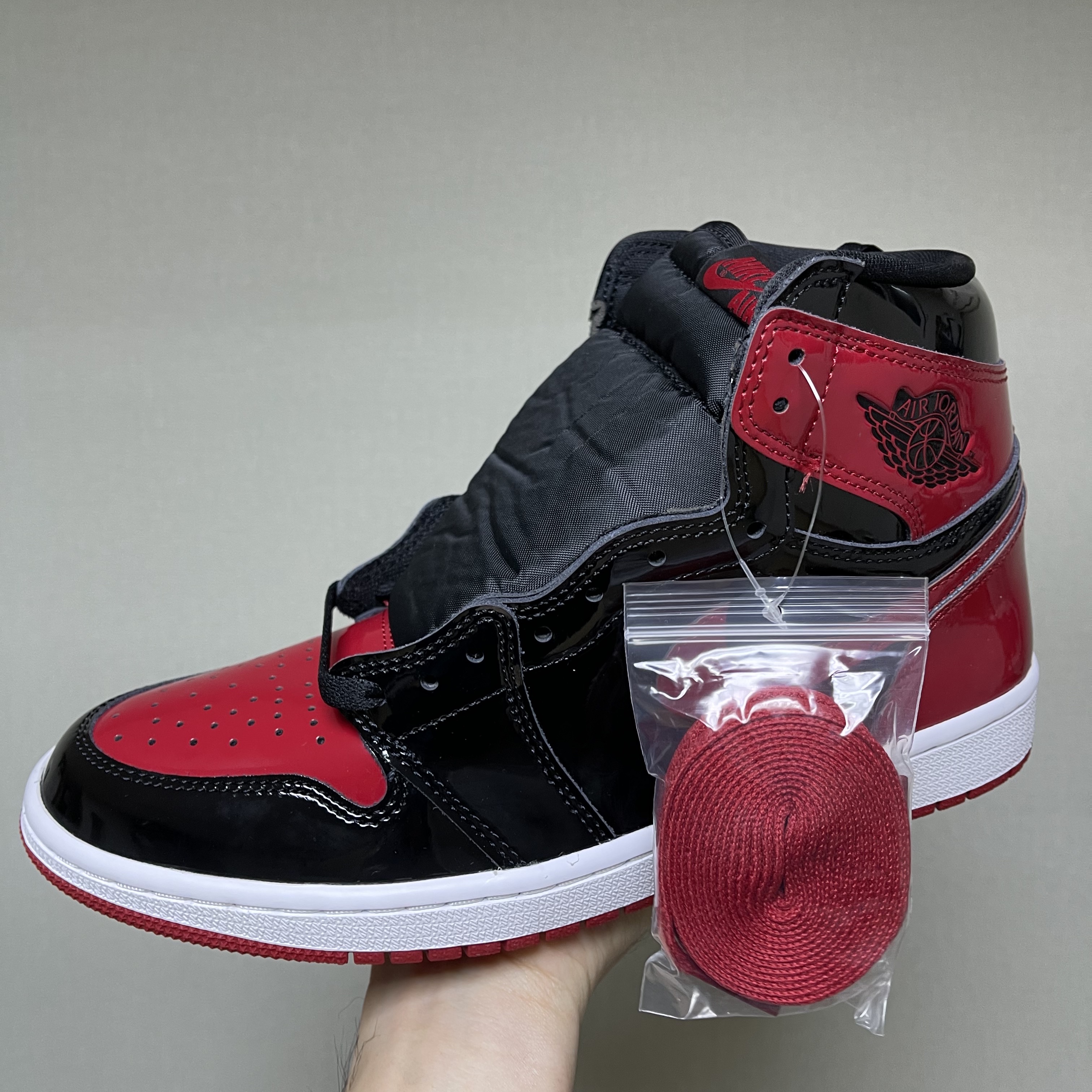 Jordan 1 Retro High OG Patent Bred 착용 스타일 - 4