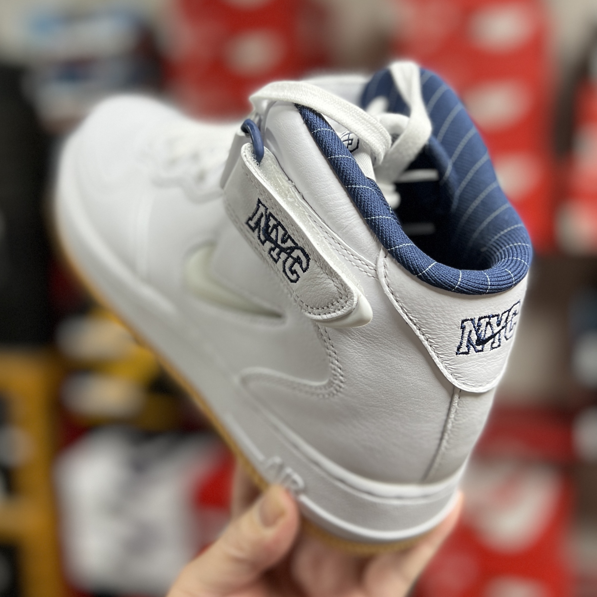 Nike Air Force 1 Mid QS NYC White Midnight Navy 착용 스타일 - 2