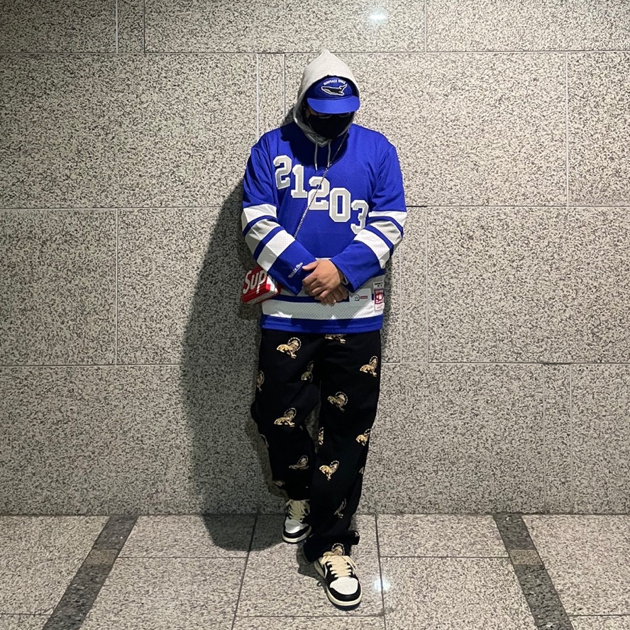 Jordan 1 x Travis Scott x Fragment Retro Low OG SP Military Blue, Supreme x WTAPS Mitchell & Ness Hockey Jersey Blue - 21FW 착용 스타일 - 2