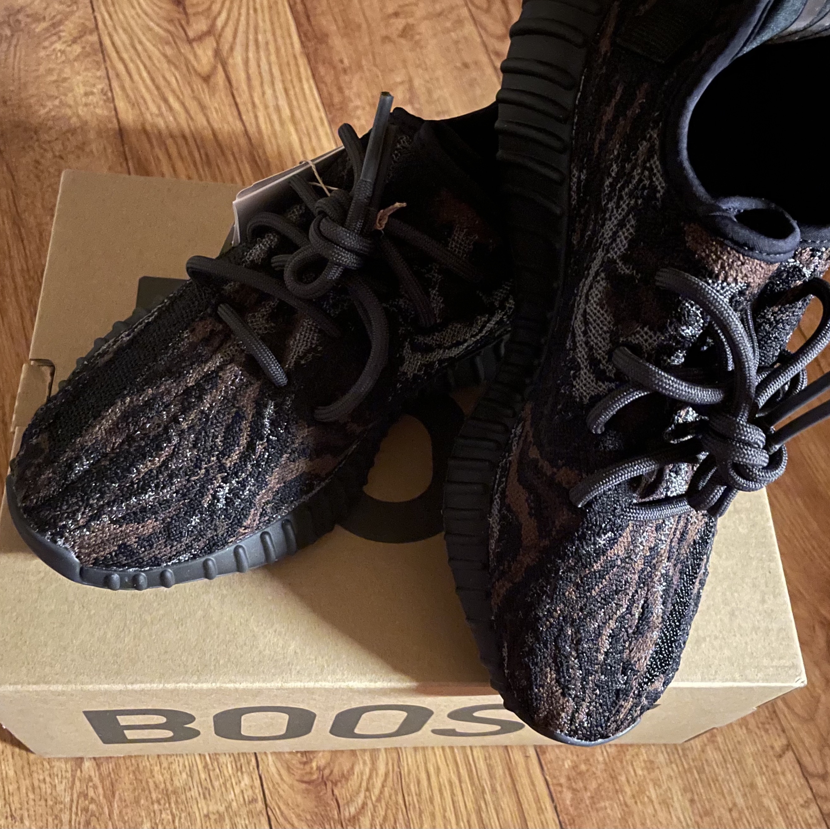 Adidas Yeezy Boost 350 V2 MX Rock 착용 스타일