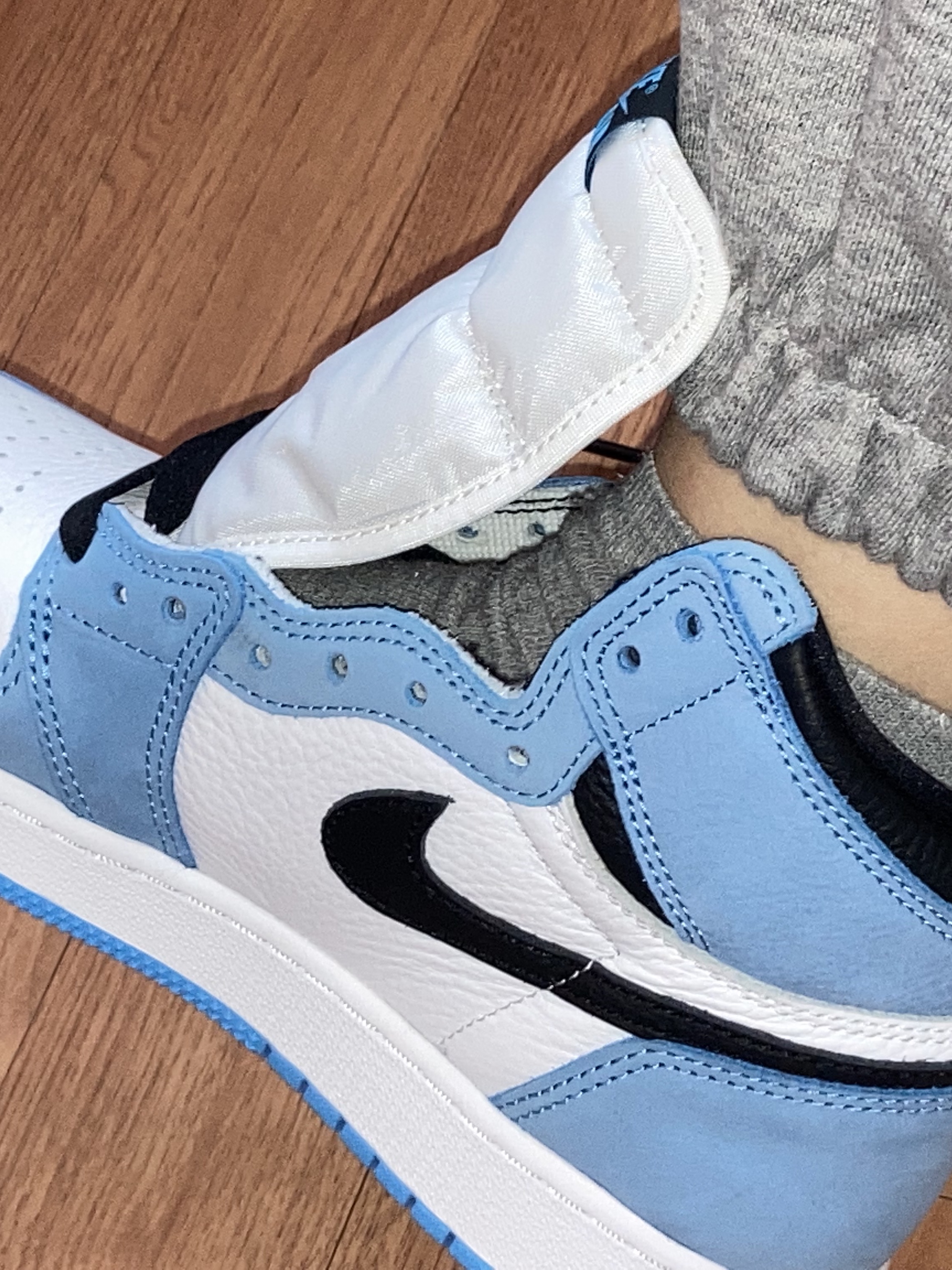 (GS) Jordan 1 Retro High OG University Blue 착용 스타일 - 4