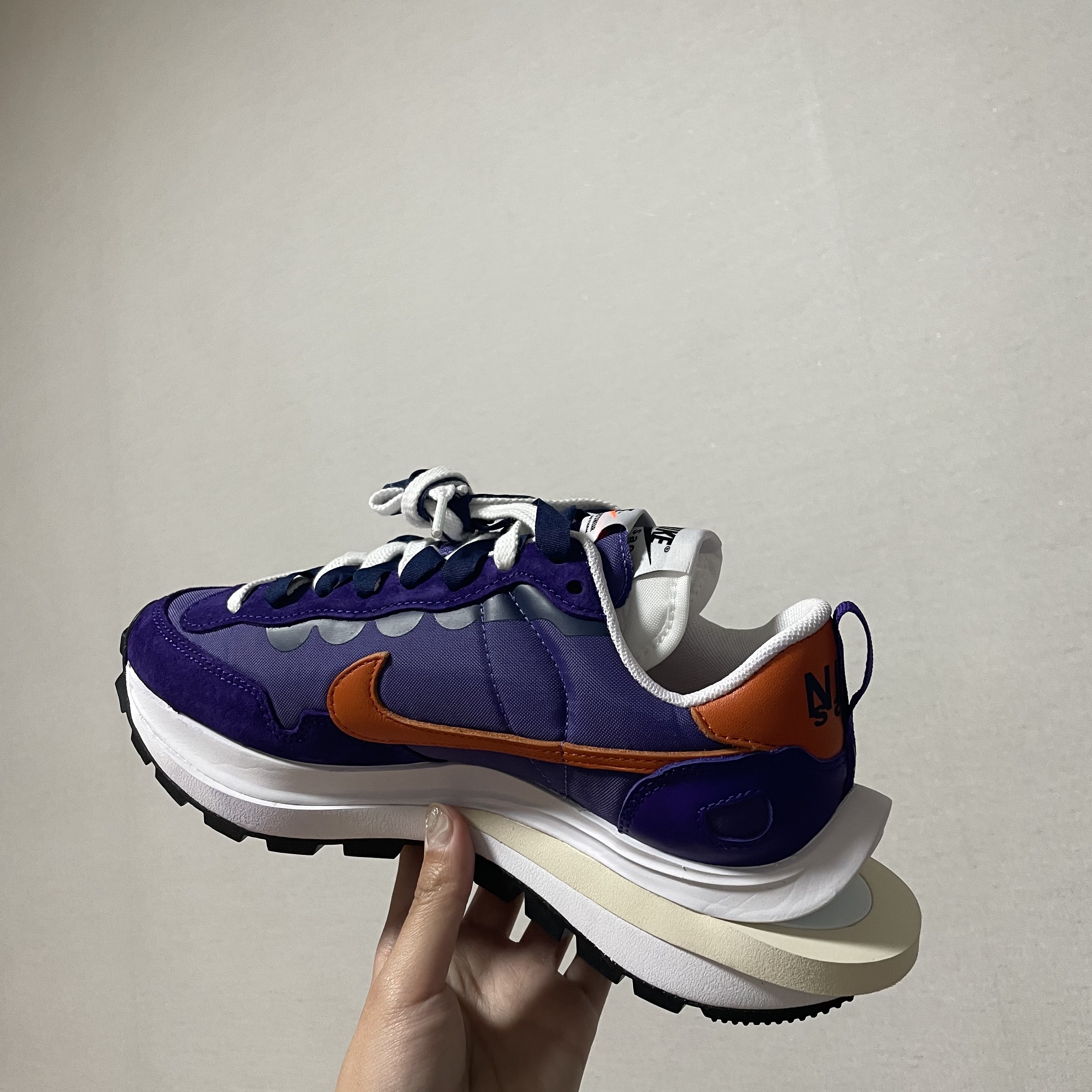 Nike x Sacai VaporWaffle Dark Iris 착용 스타일 - 1