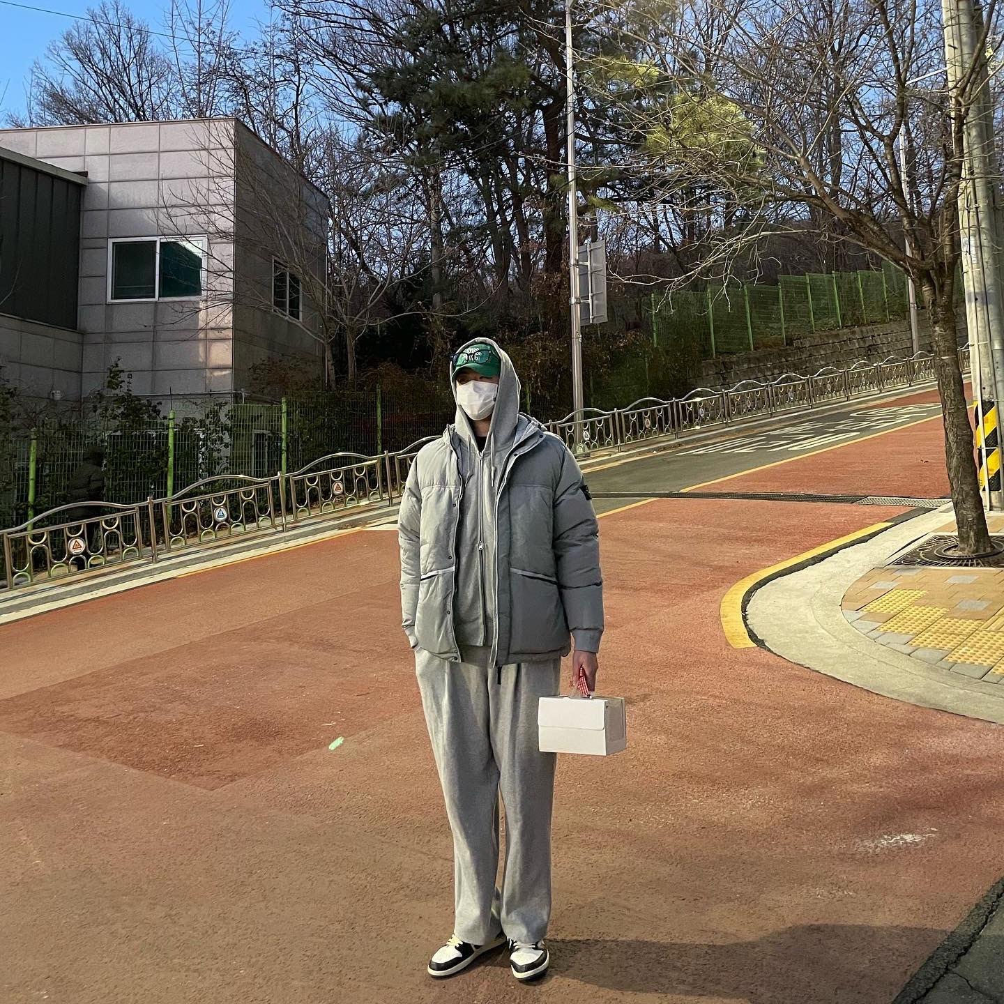 Stone Island 44508 Nylon Metal Down-TC Jacket Light Grey - 21FW, Jordan 1 x Travis Scott x Fragment Retro Low OG SP Military Blue 착용 스타일