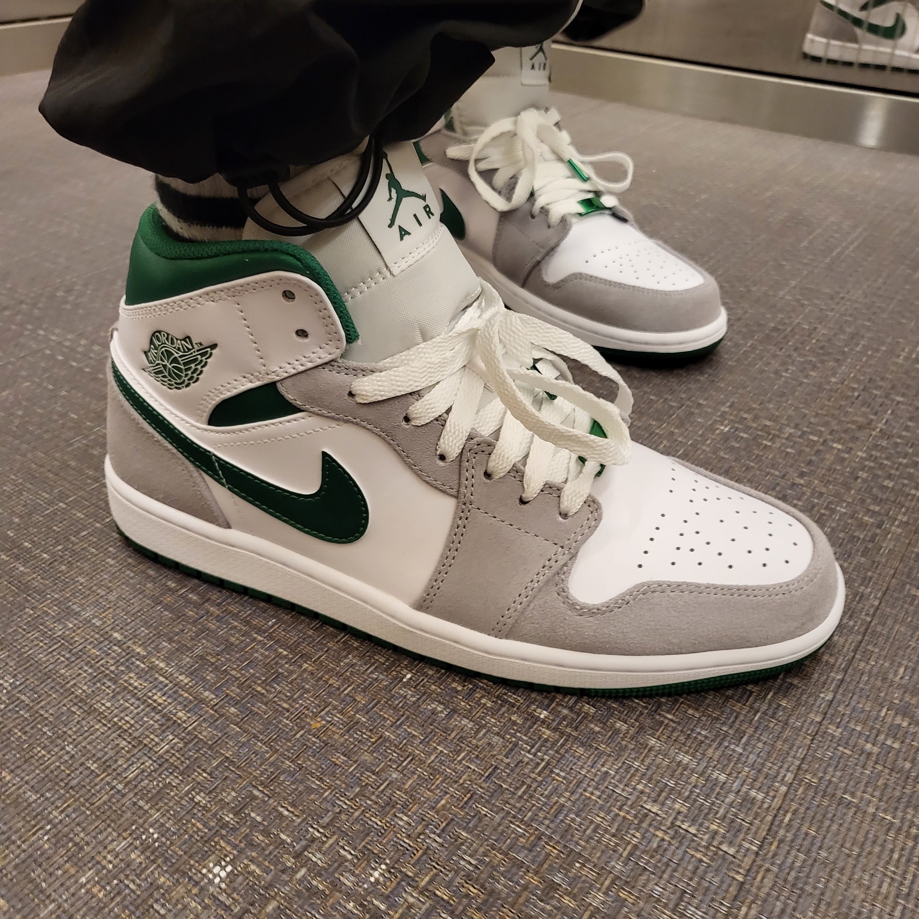 Jordan 1 Mid SE Pine Green Light Smoke Grey 착용 스타일