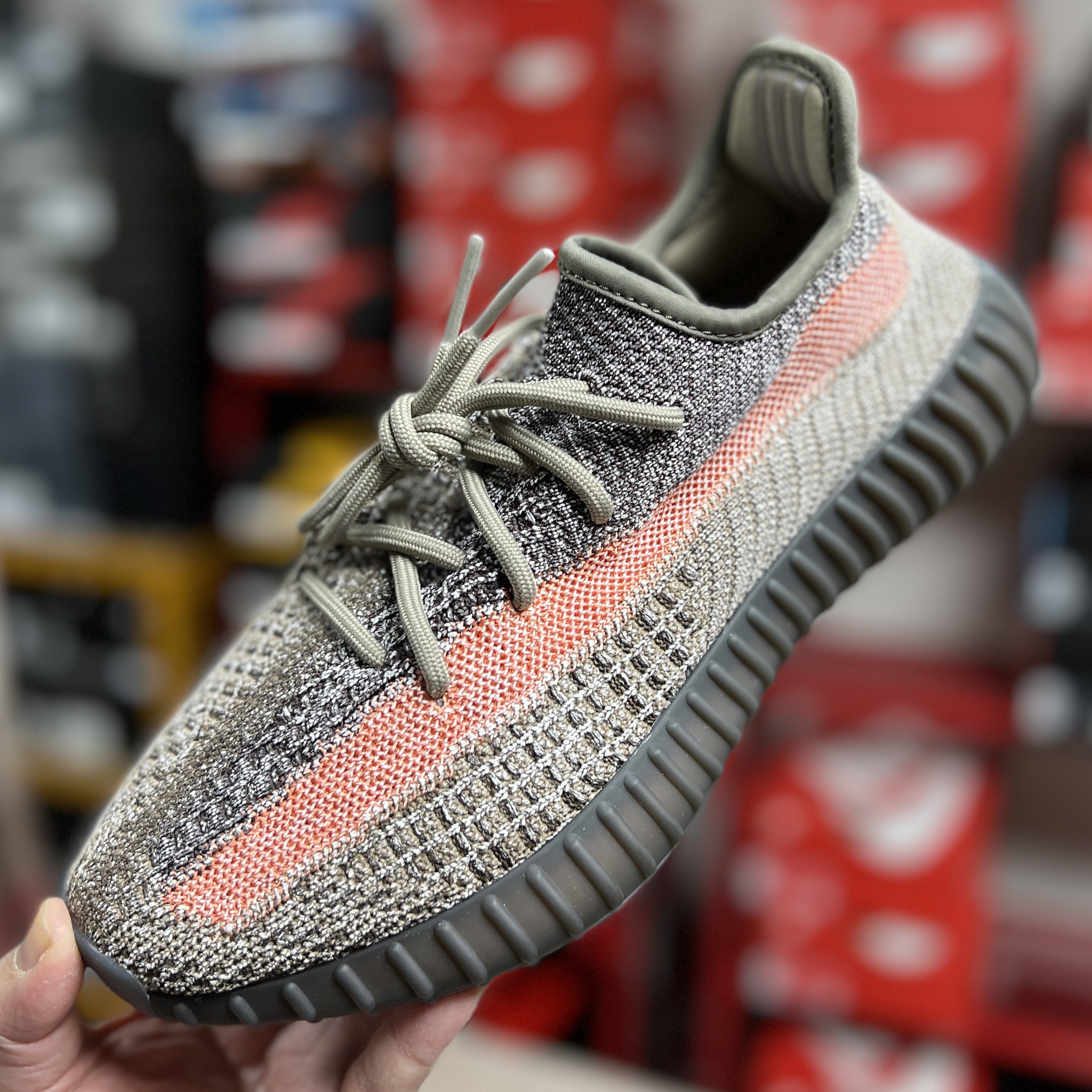 Adidas Yeezy Boost 350 V2 Ash Stone 착용 스타일 - 1