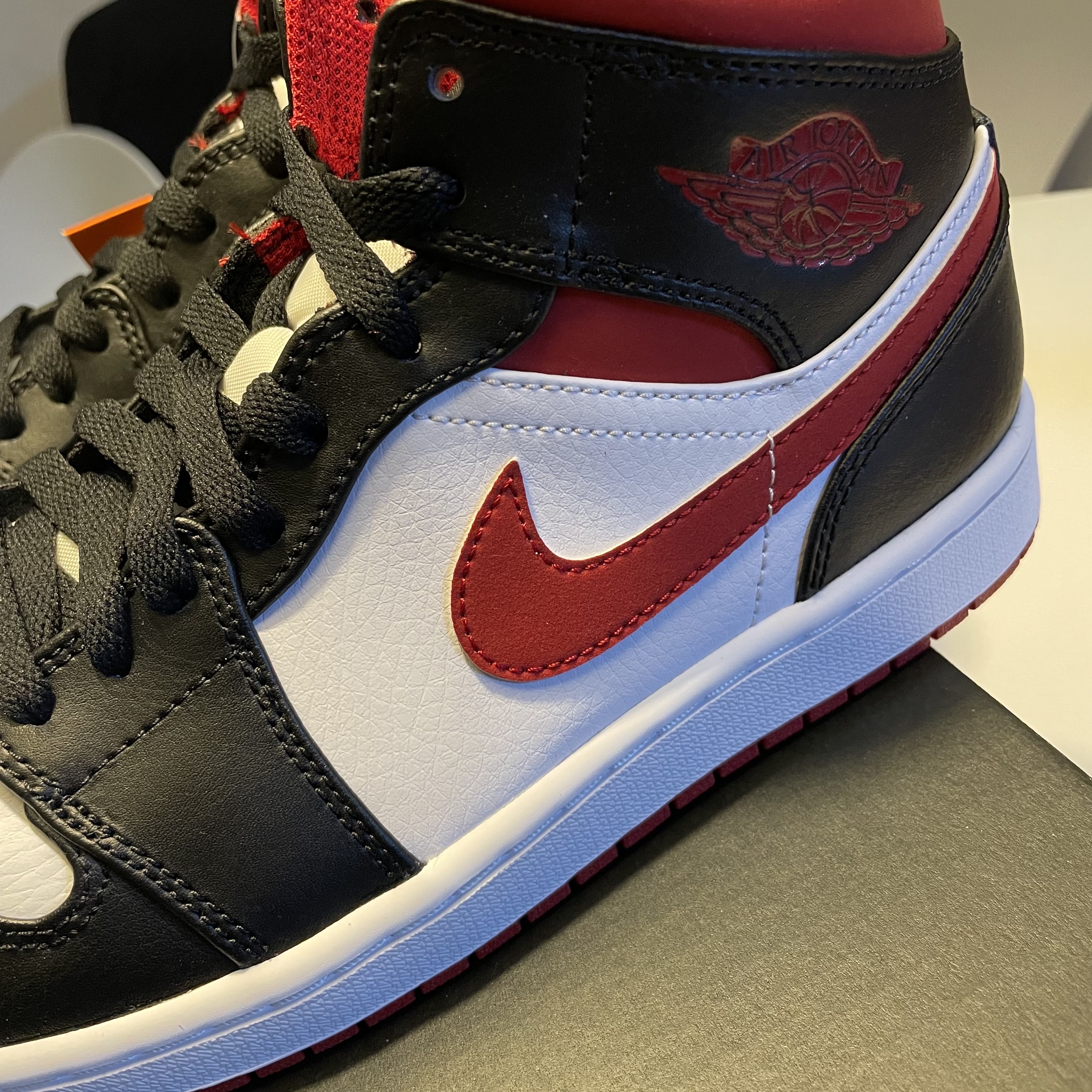 Jordan 1 Mid Gym Red Black White 착용 스타일 - 5