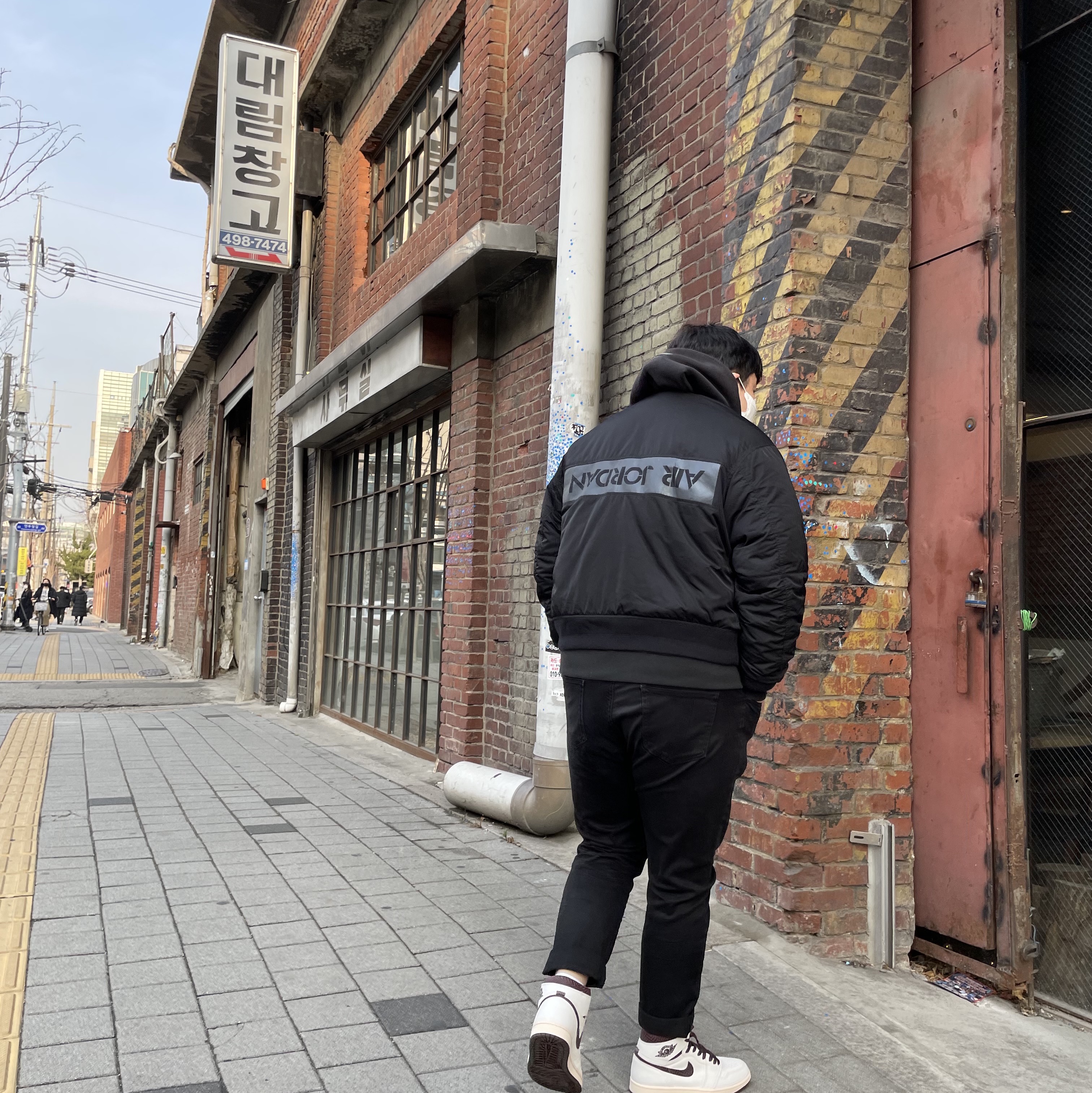Jordan 1 x A Ma Maniere Retro High OG SP Sail and Burgundy, Essentials Pull-Over Hoodie Black - 21SS 착용 스타일 - 2