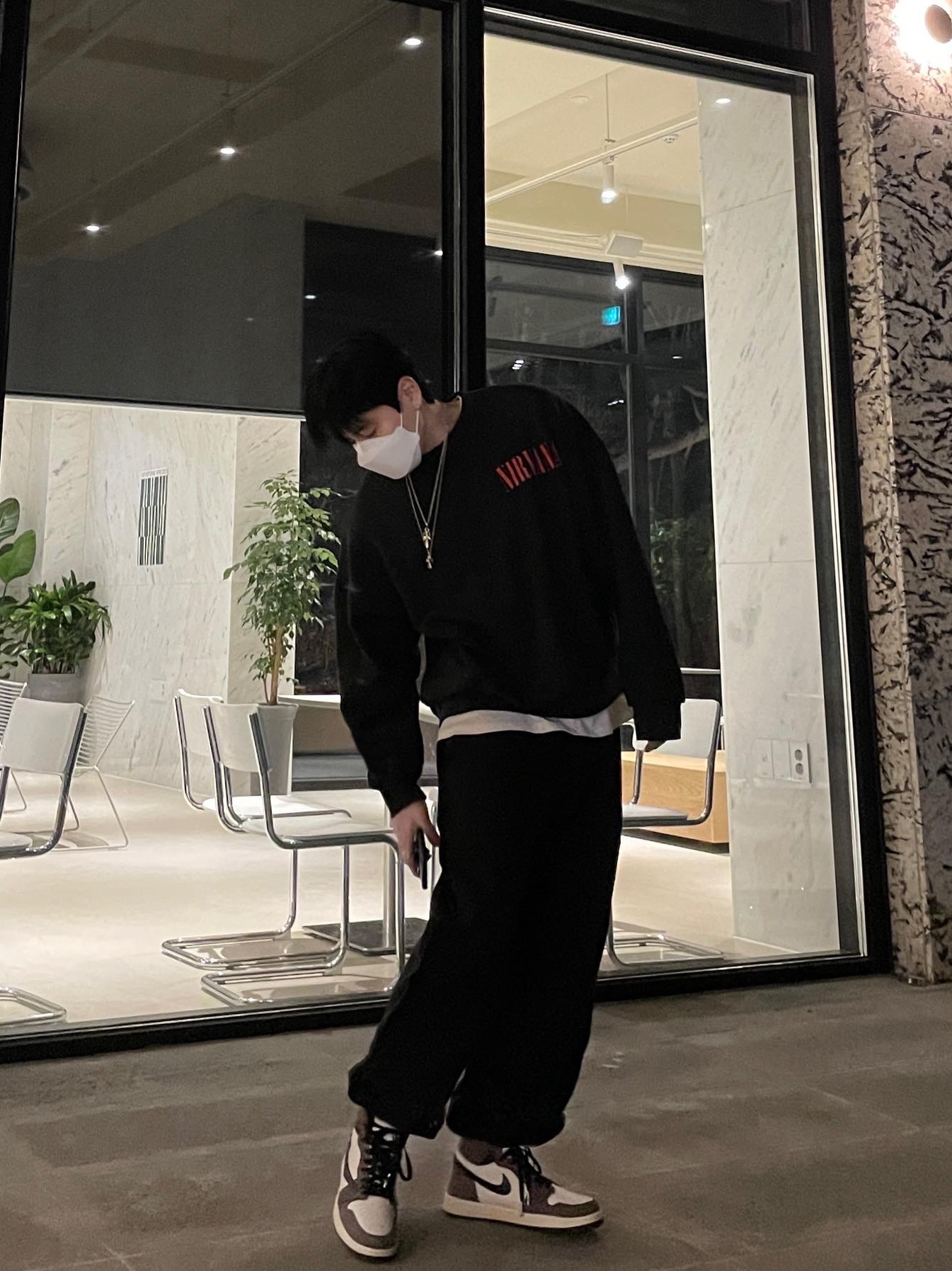 Jordan 1 x Travis Scott Retro High OG SP Mocha 착용 스타일 - 4
