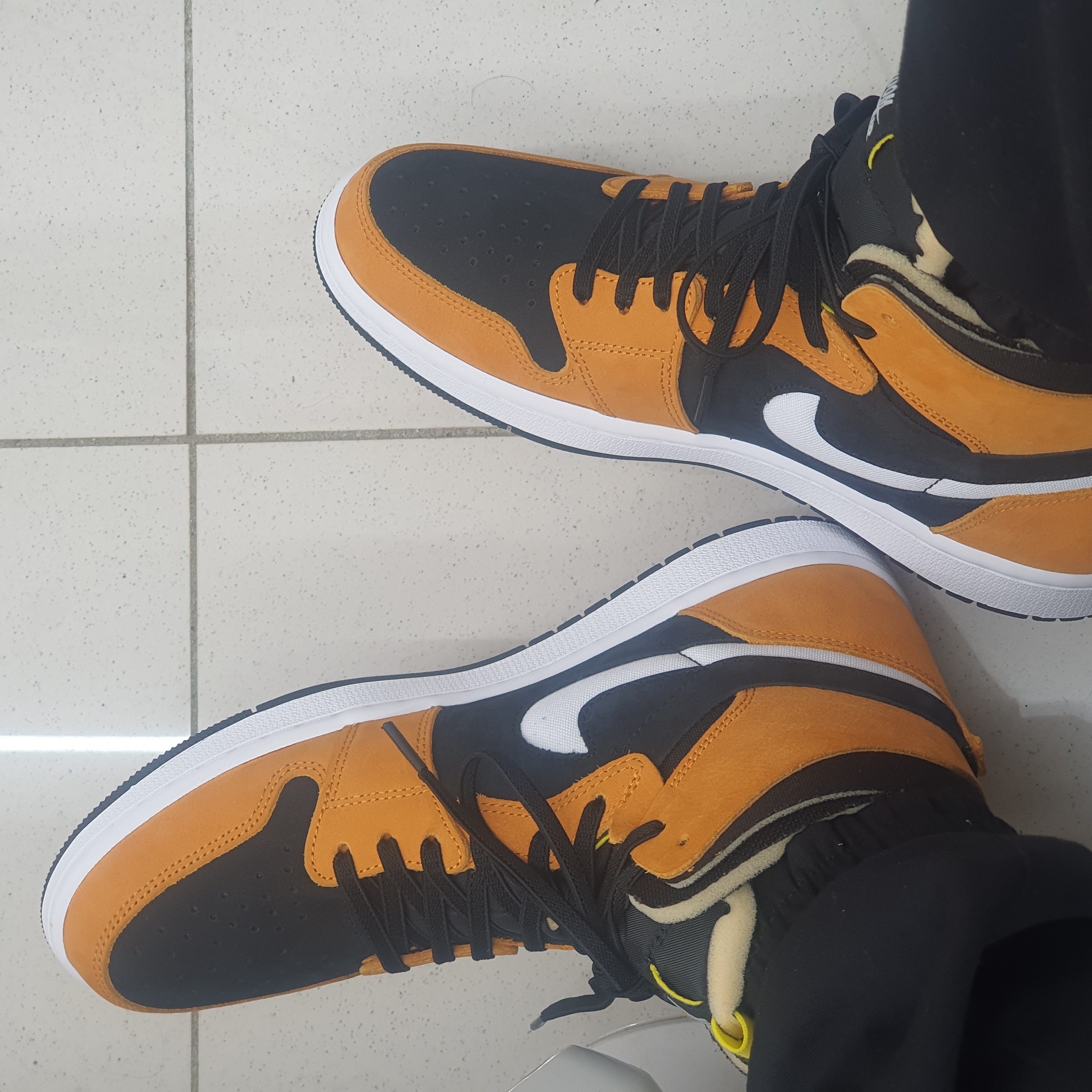 Jordan 1 Zoom Air CMFT Monarch Orange 착용 스타일 - 2