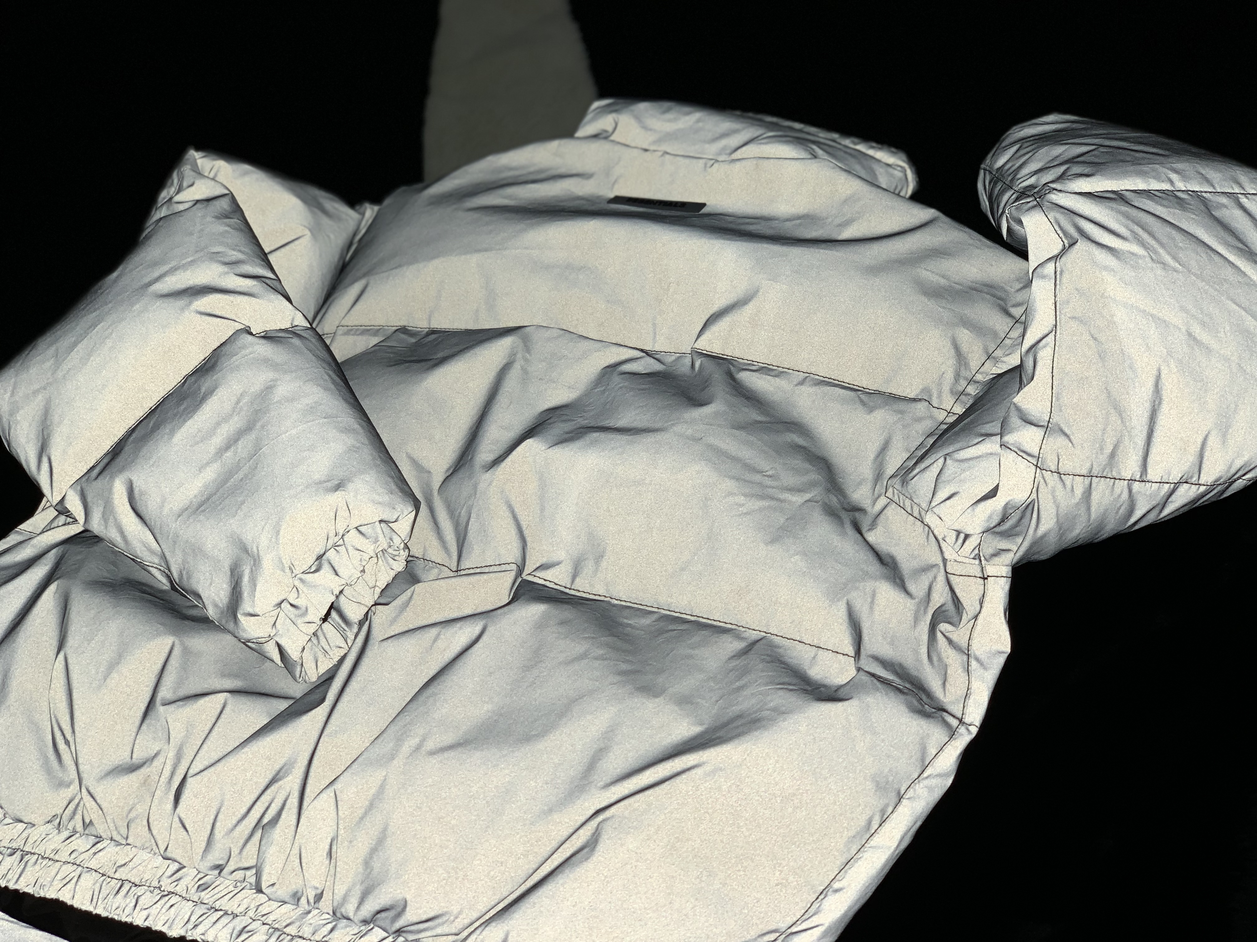 Essentials Puffer Jacket Silver Reflective - 20SS 착용 스타일 - 1