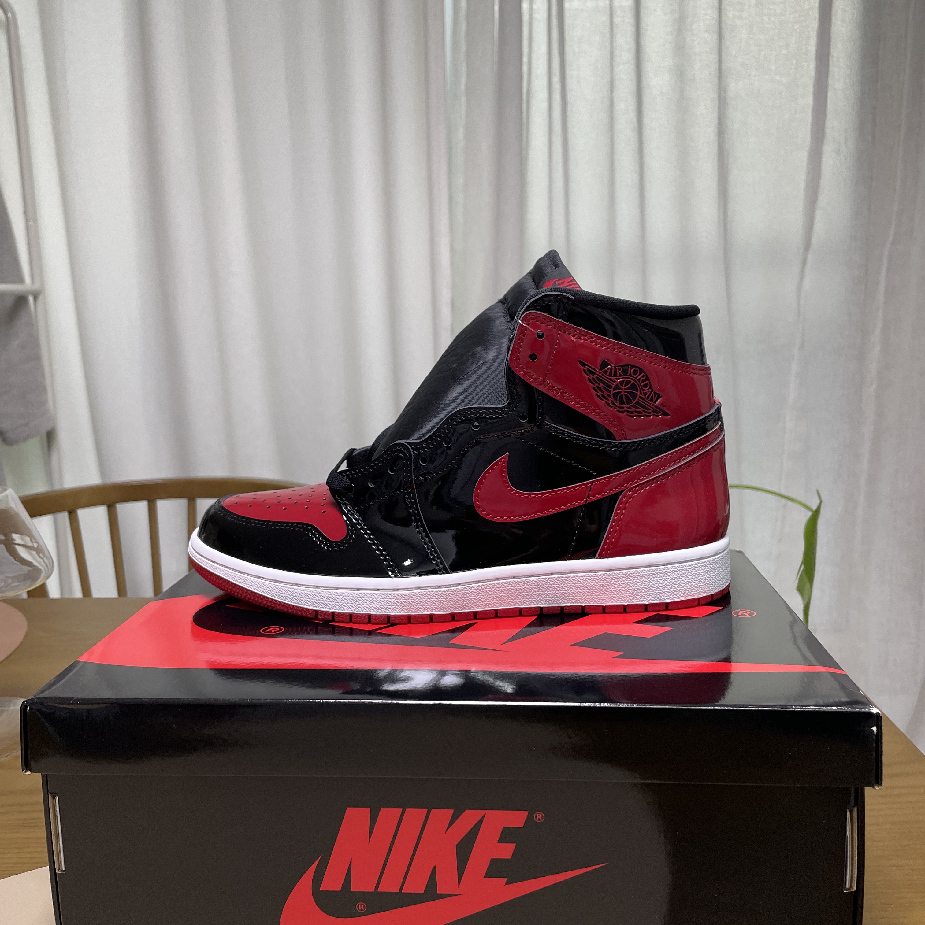 Jordan 1 Retro High OG Patent Bred 착용 스타일 - 1