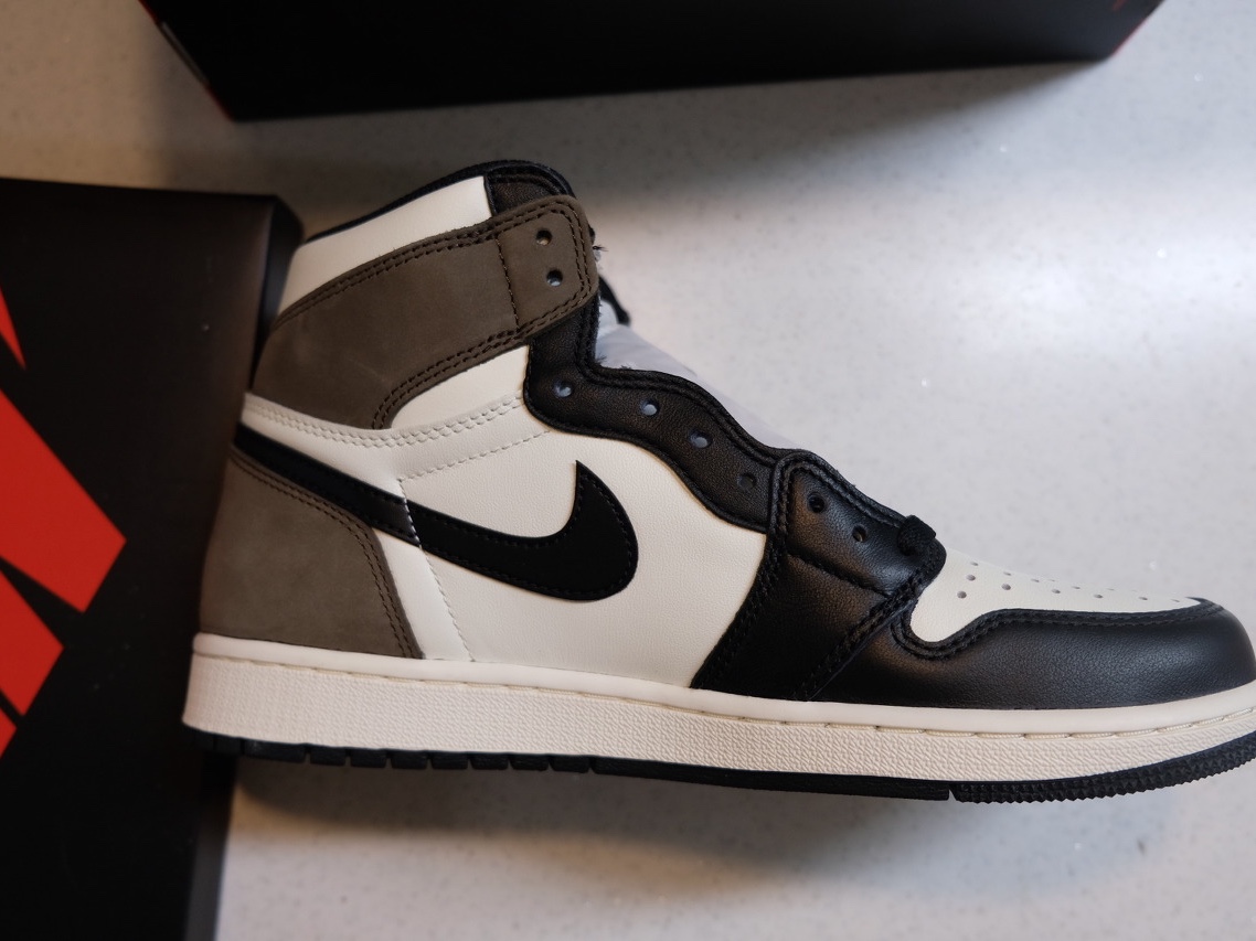 Jordan 1 Retro High OG Black Mocha 착용 스타일 - 1