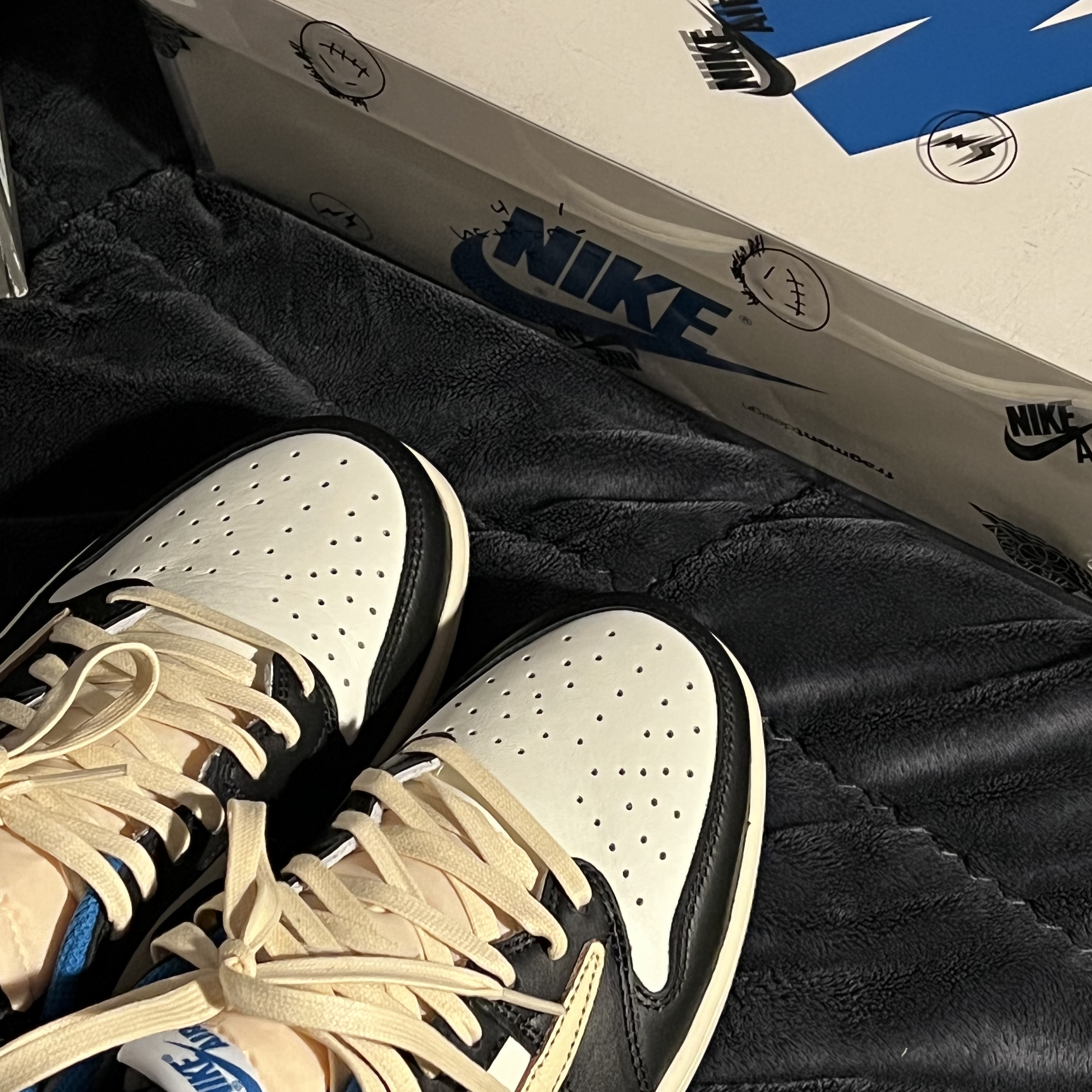 Jordan 1 x Travis Scott x Fragment Retro Low OG SP Military Blue, Nike x Off-White Dunk Low The 50 - Lot 18 착용 스타일 - 1