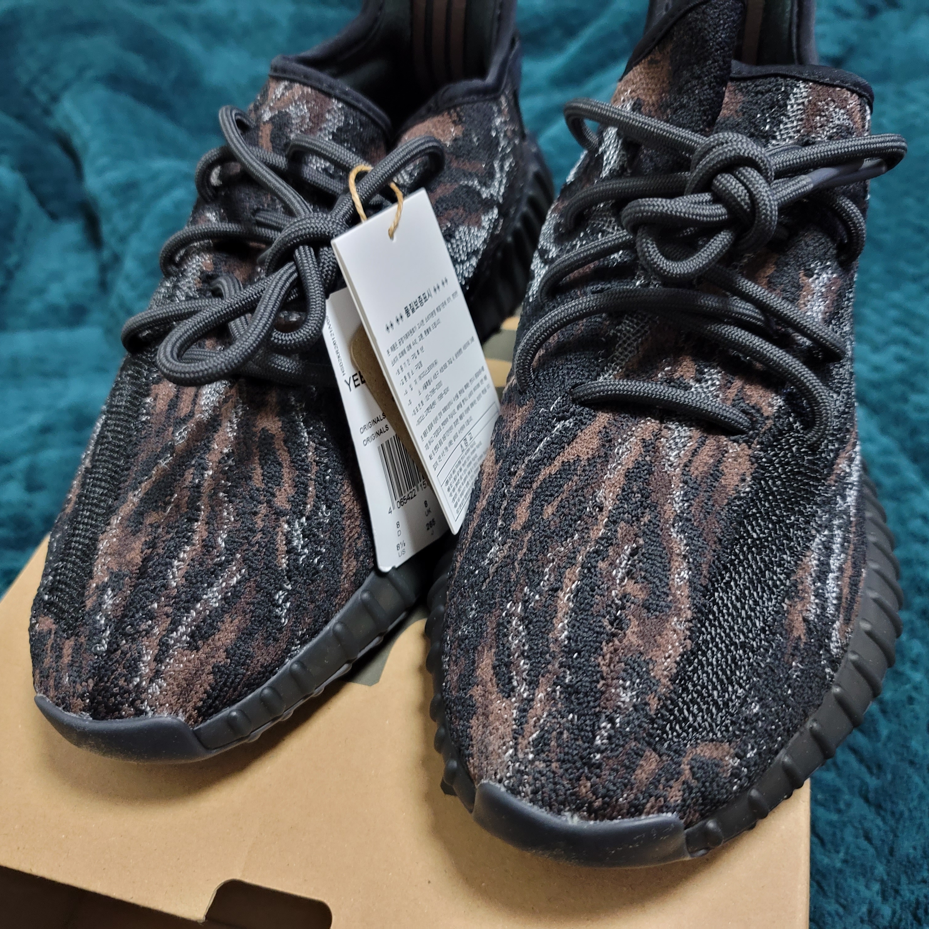 Adidas Yeezy Boost 350 V2 MX Rock 착용 스타일 - 1