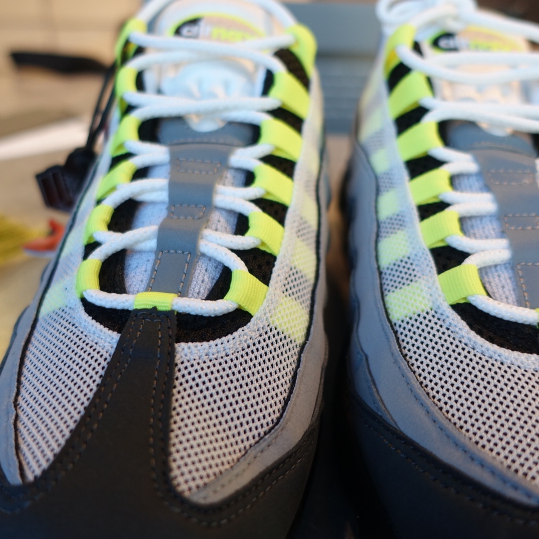 Nike Air Max 95 OG Neon Yellow 2020 착용 스타일 - 2