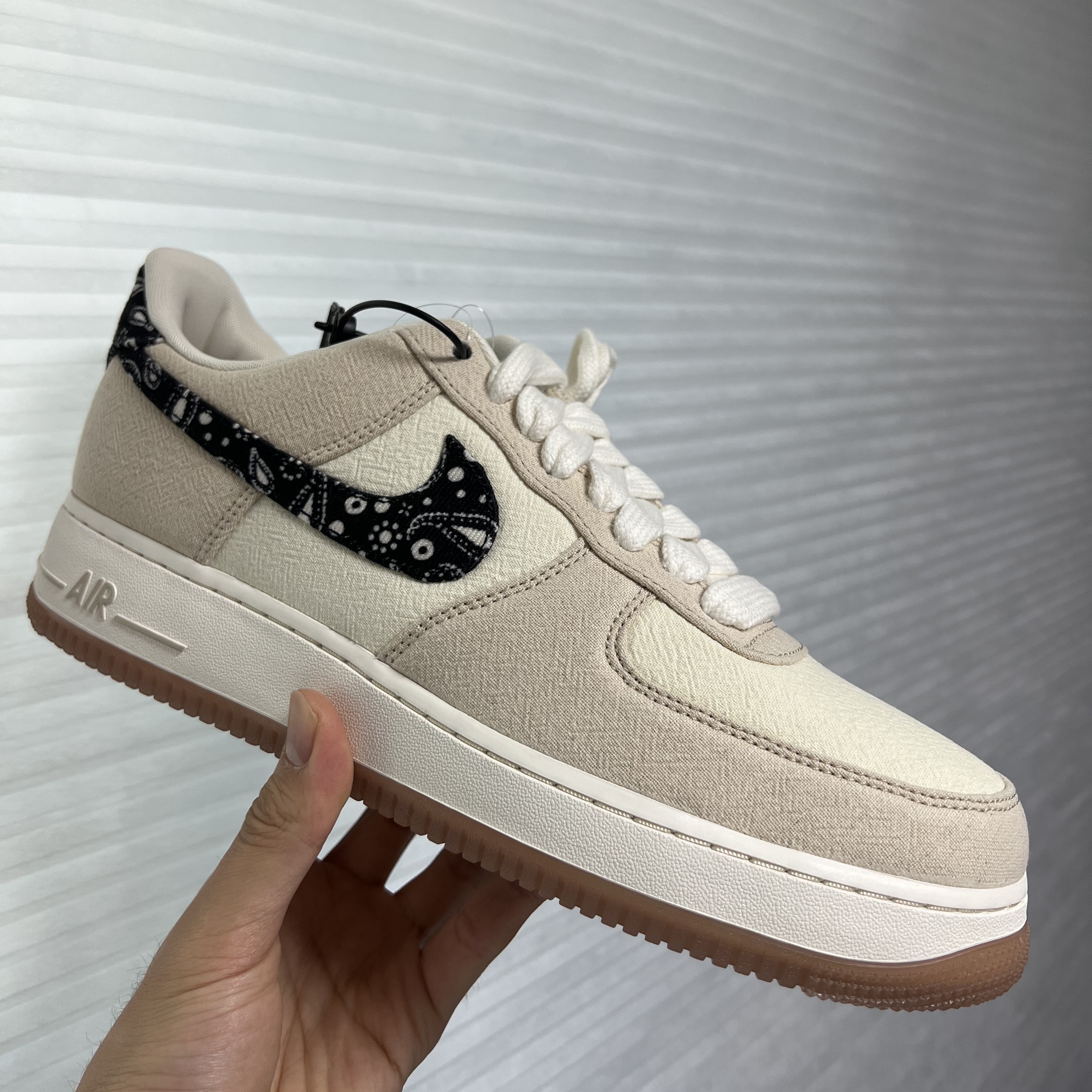 Nike Air Force 1 '07 LV8 Paisley Swoosh 착용 스타일