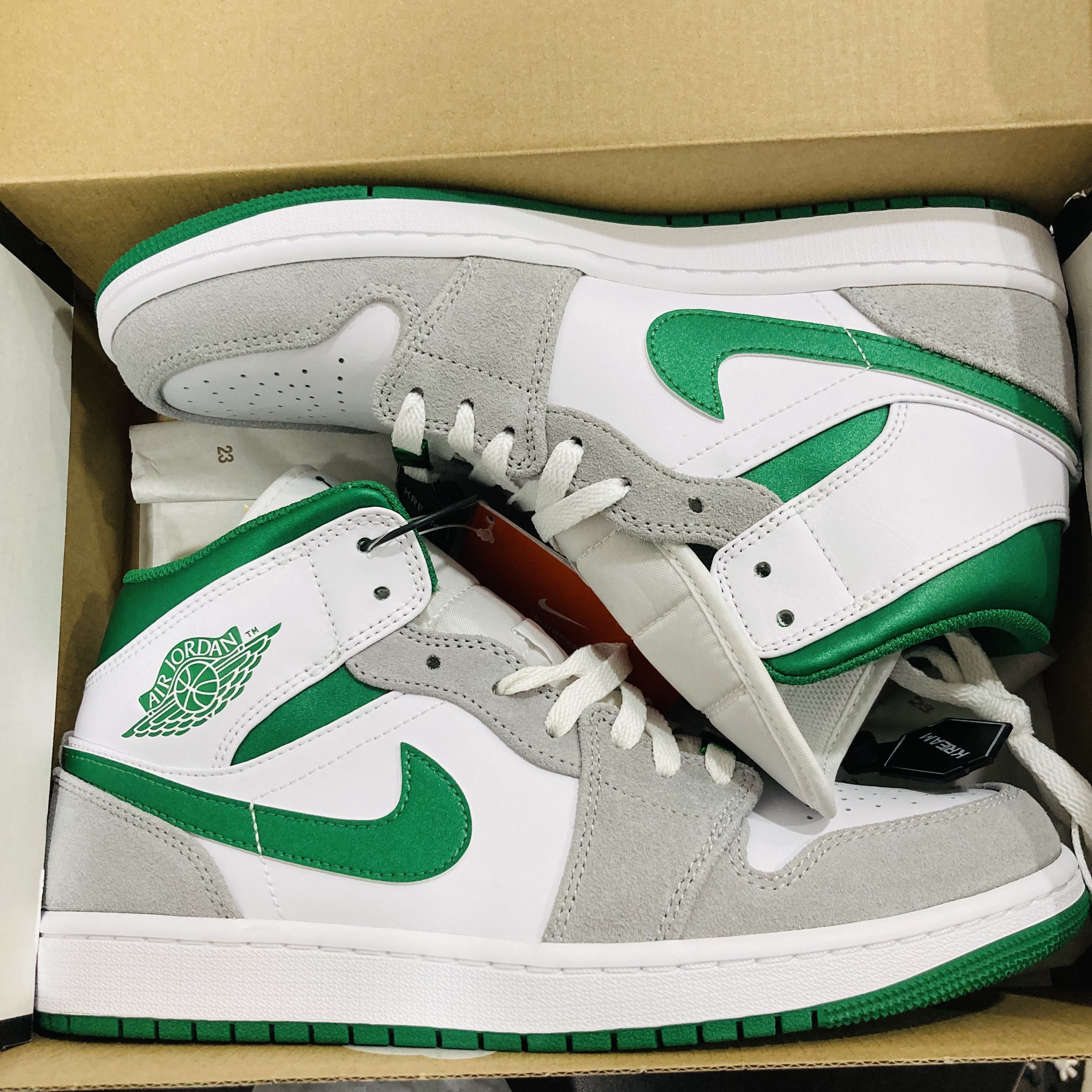 Jordan 1 Mid SE Pine Green Light Smoke Grey 착용 스타일