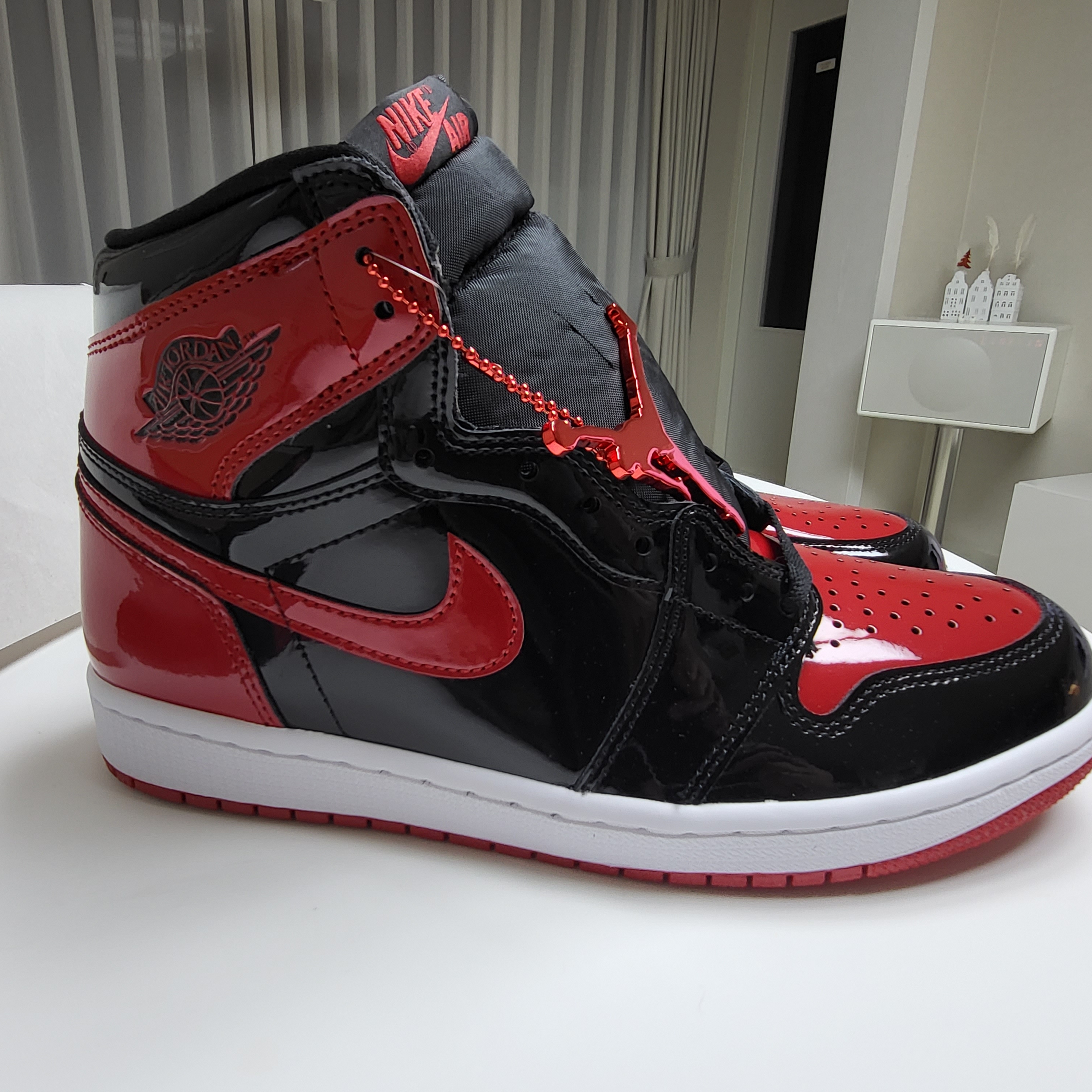 Jordan 1 Retro High OG Patent Bred 착용 스타일 - 3