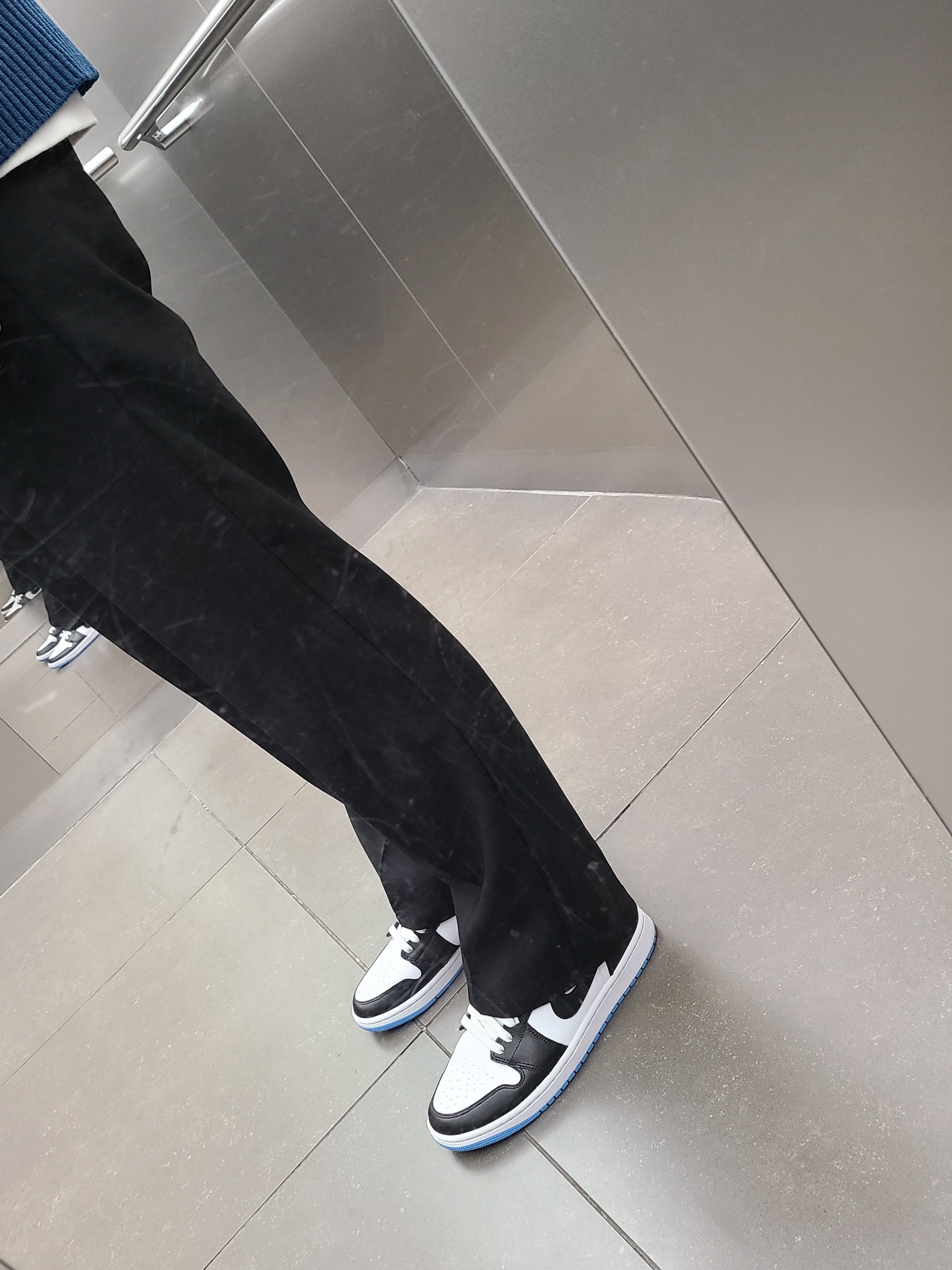 (W) Jordan 1 Mid White Black University Blue 착용 스타일 - 1