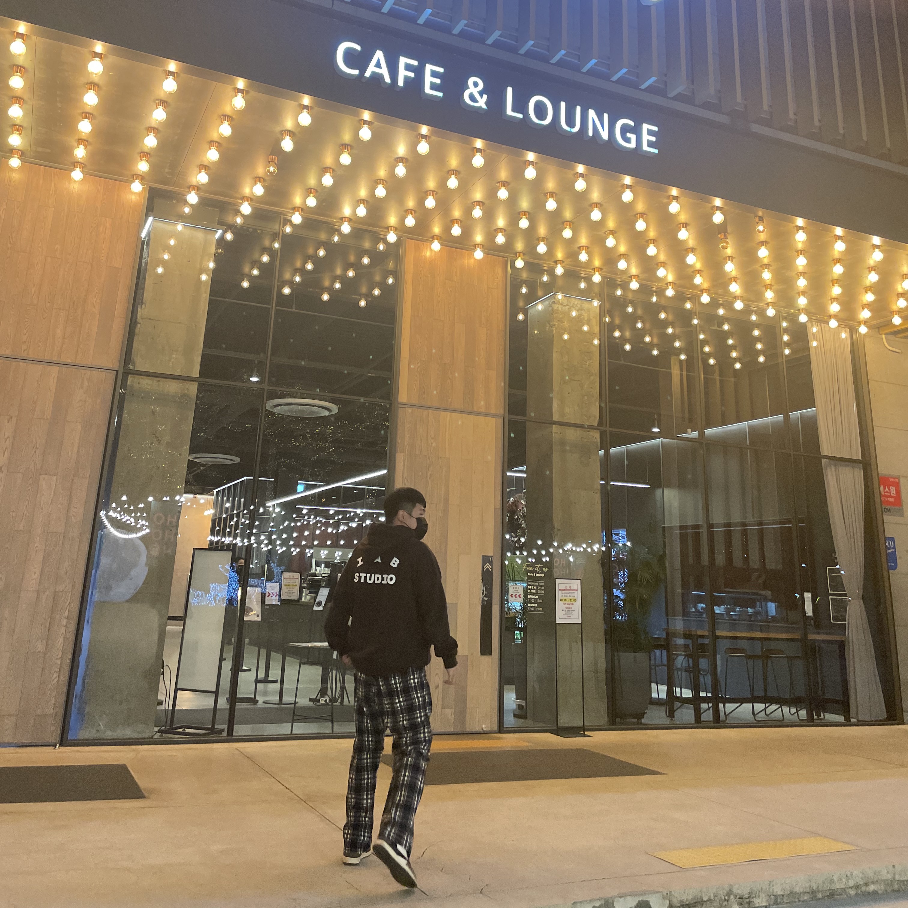 IAB Studio Hoodie Brown, Jordan 1 x Travis Scott Retro High OG SP Mocha 착용 스타일