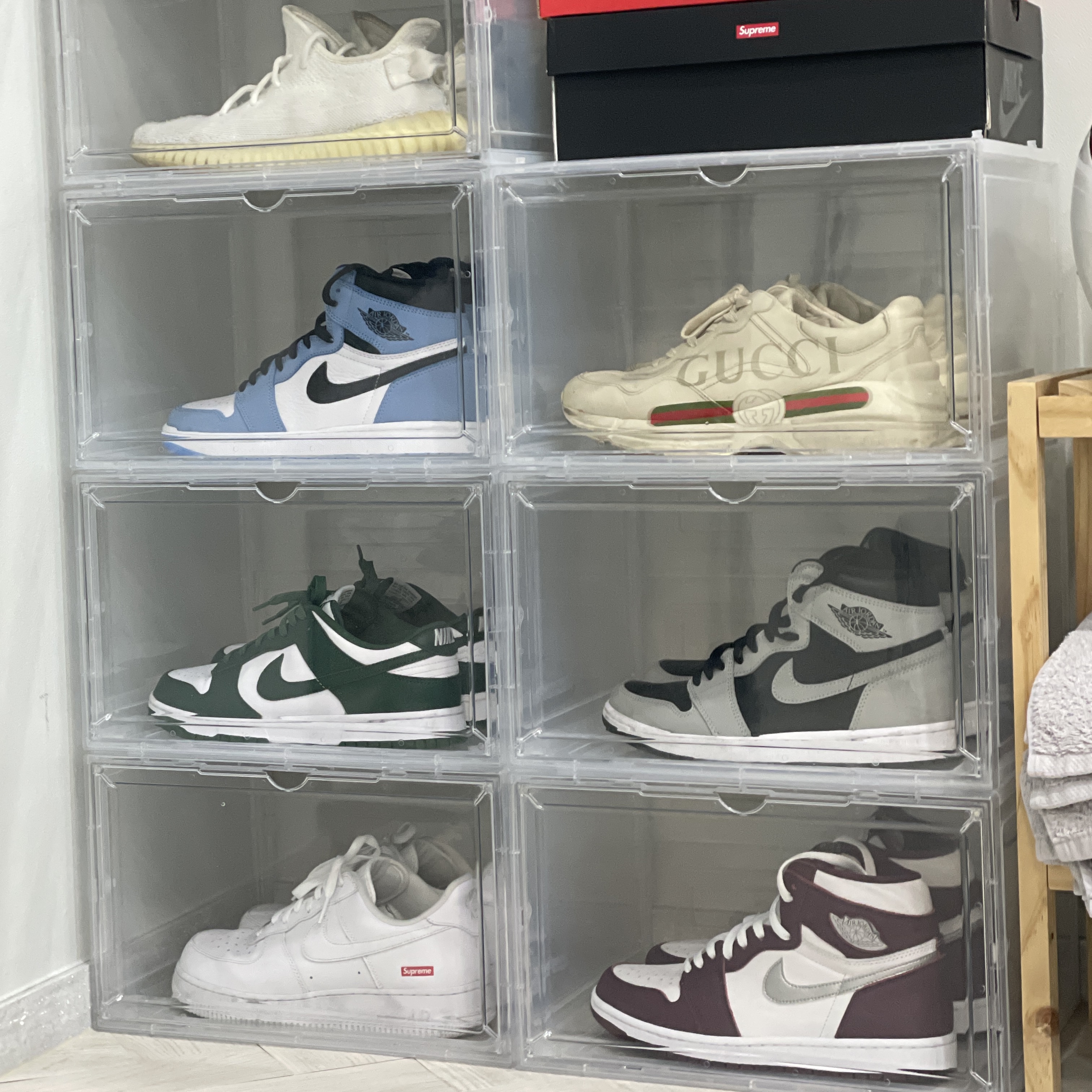 Adidas Yeezy Boost 350 V2 Cream/Triple White, Jordan 1 Retro High OG University Blue 착용 스타일