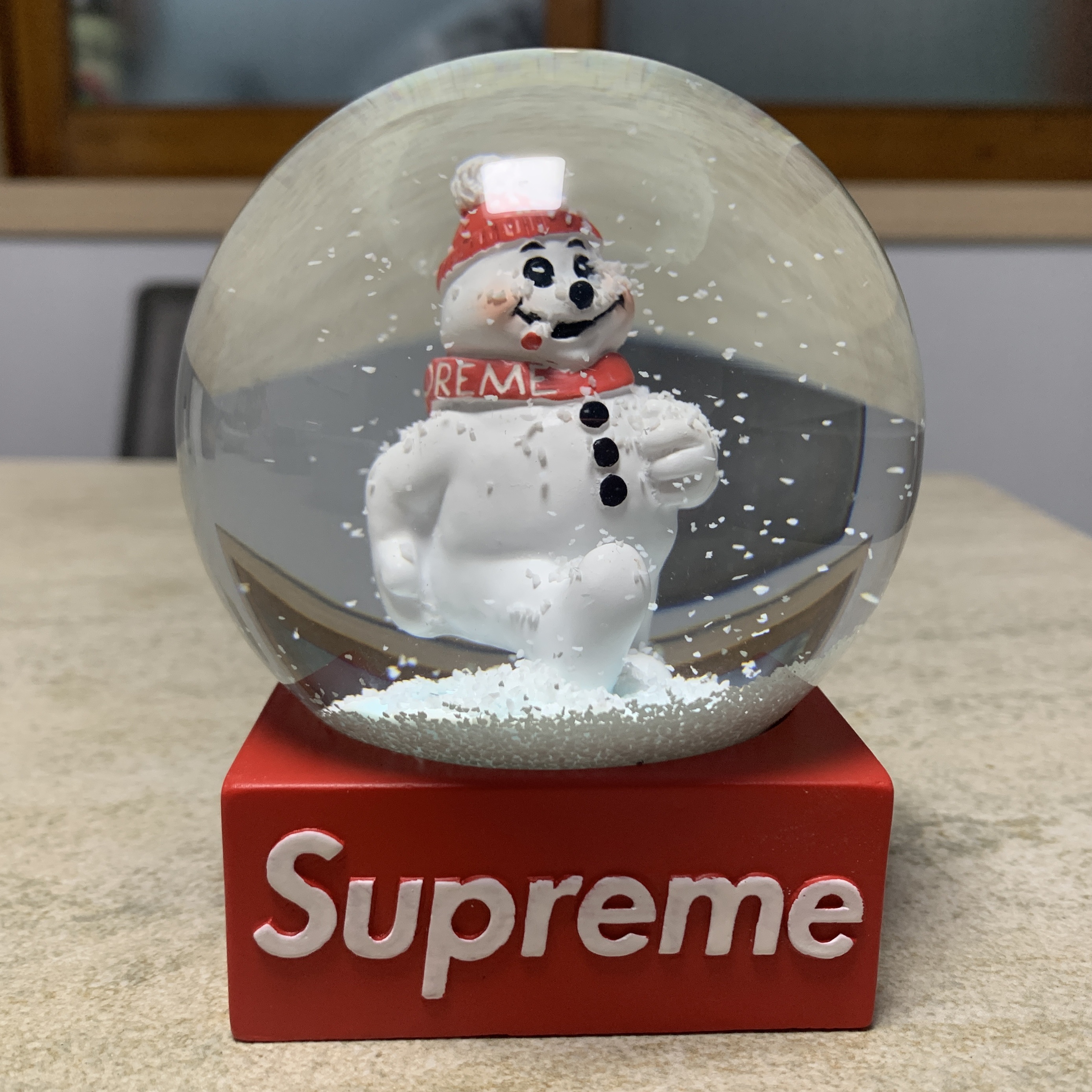 Supreme Snowman Snowglobe Red 착용 스타일
